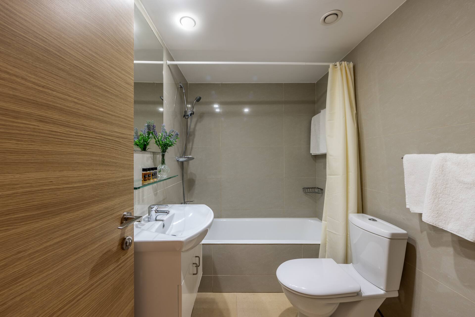 <p>Kaksio sivurakennuksessa</p>