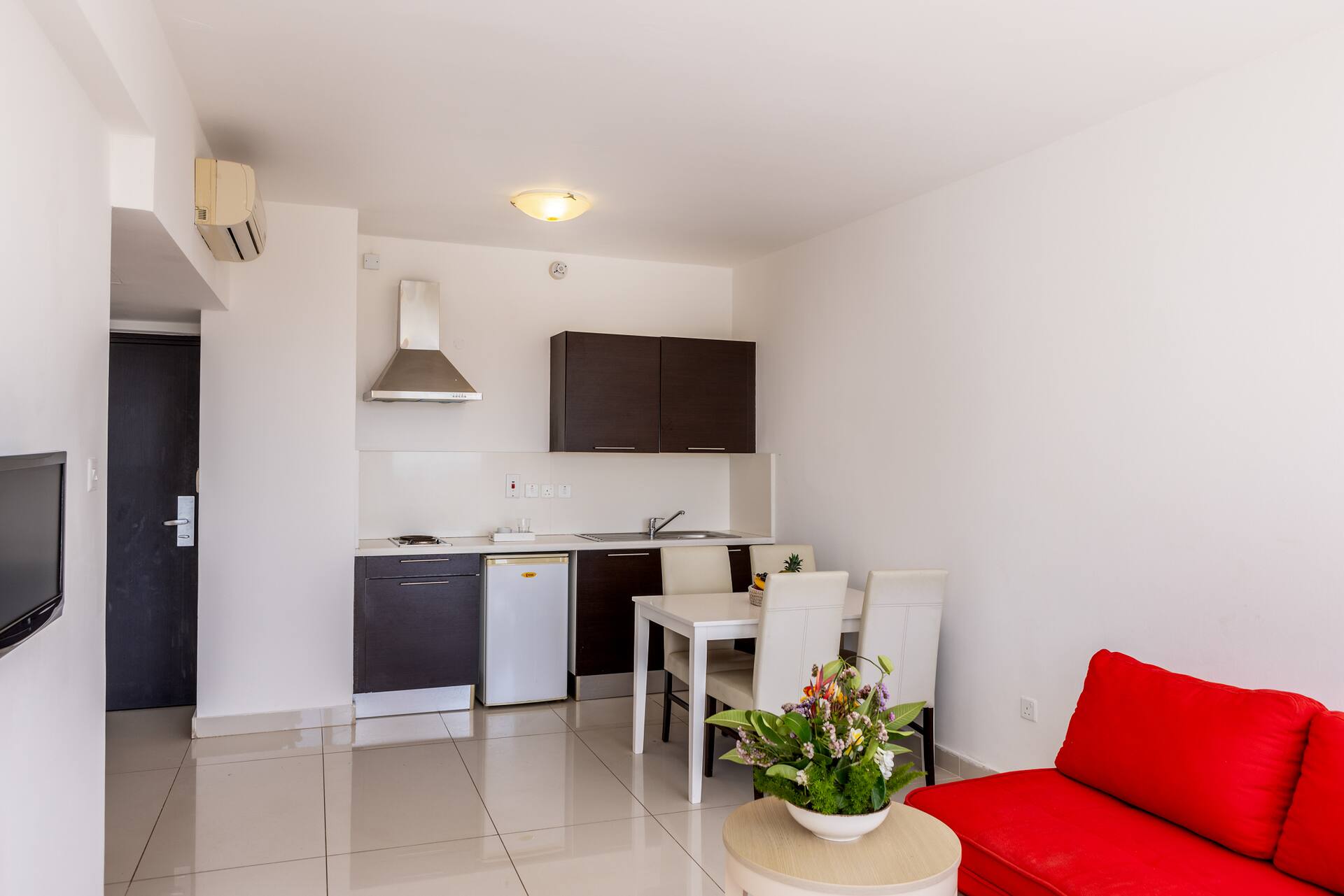 <p>Kaksio sivurakennuksessa</p>