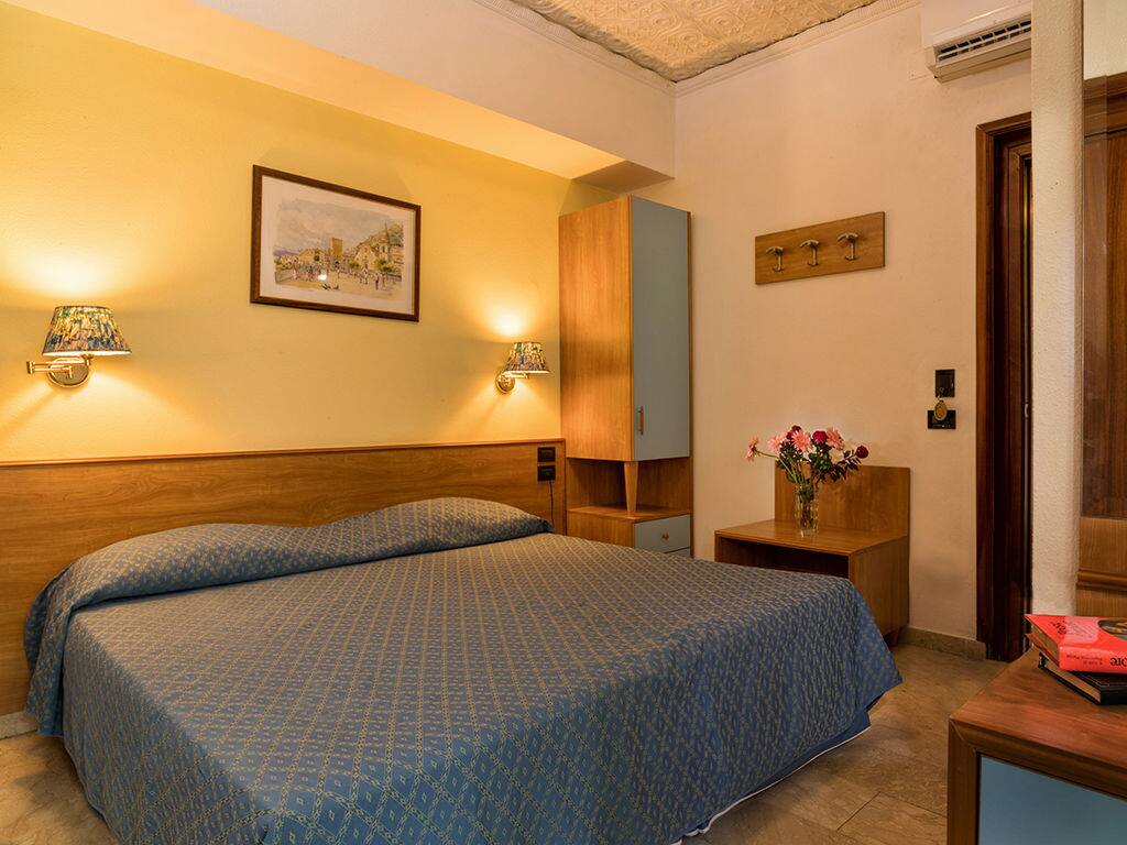 <p>Kahden hengen huone, osittainen merinäköala</p>