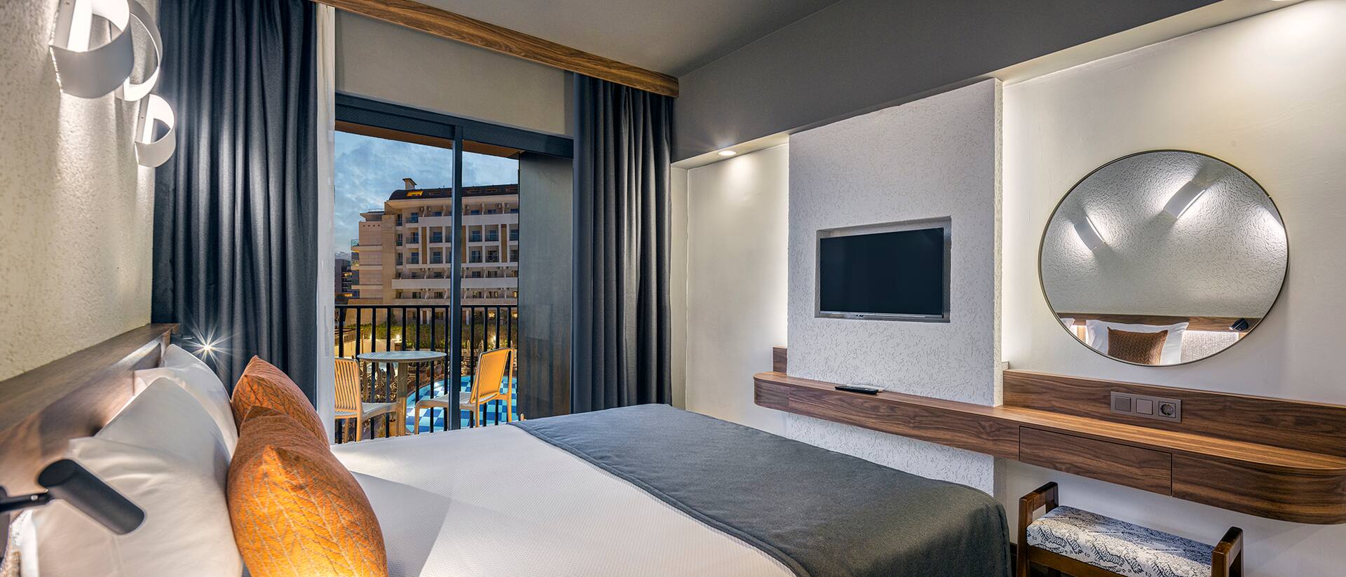 <p>Deluxe-huone, näköala uima-altaalle</p>