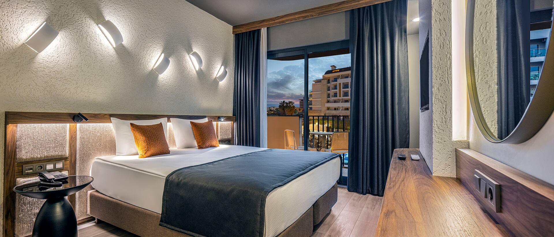 <p>Deluxe-huone, näköala uima-altaalle</p>