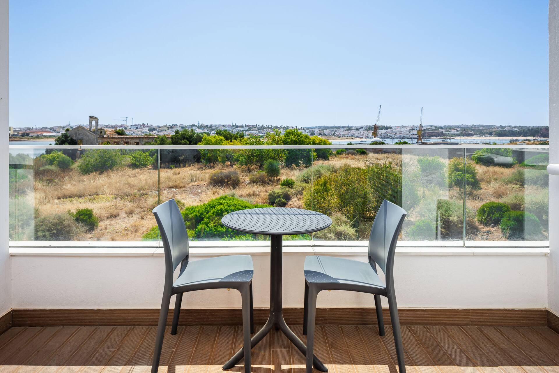 <p>Superior-huone, osittainen näköala joelle</p>