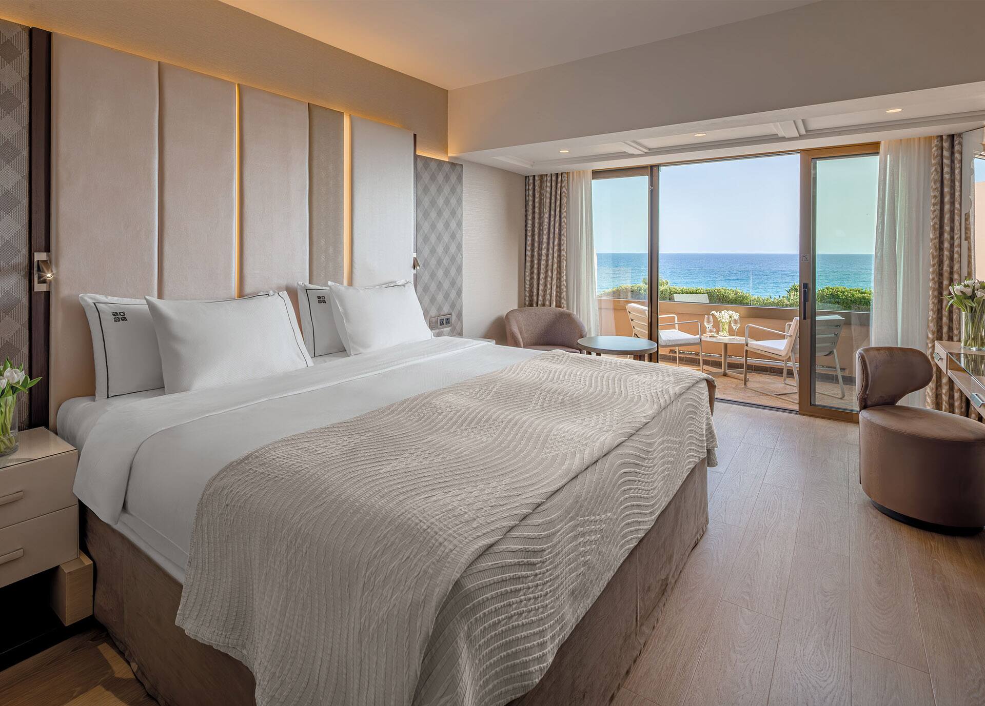 <p>Superior-huone, parveke ja merinäköala</p>