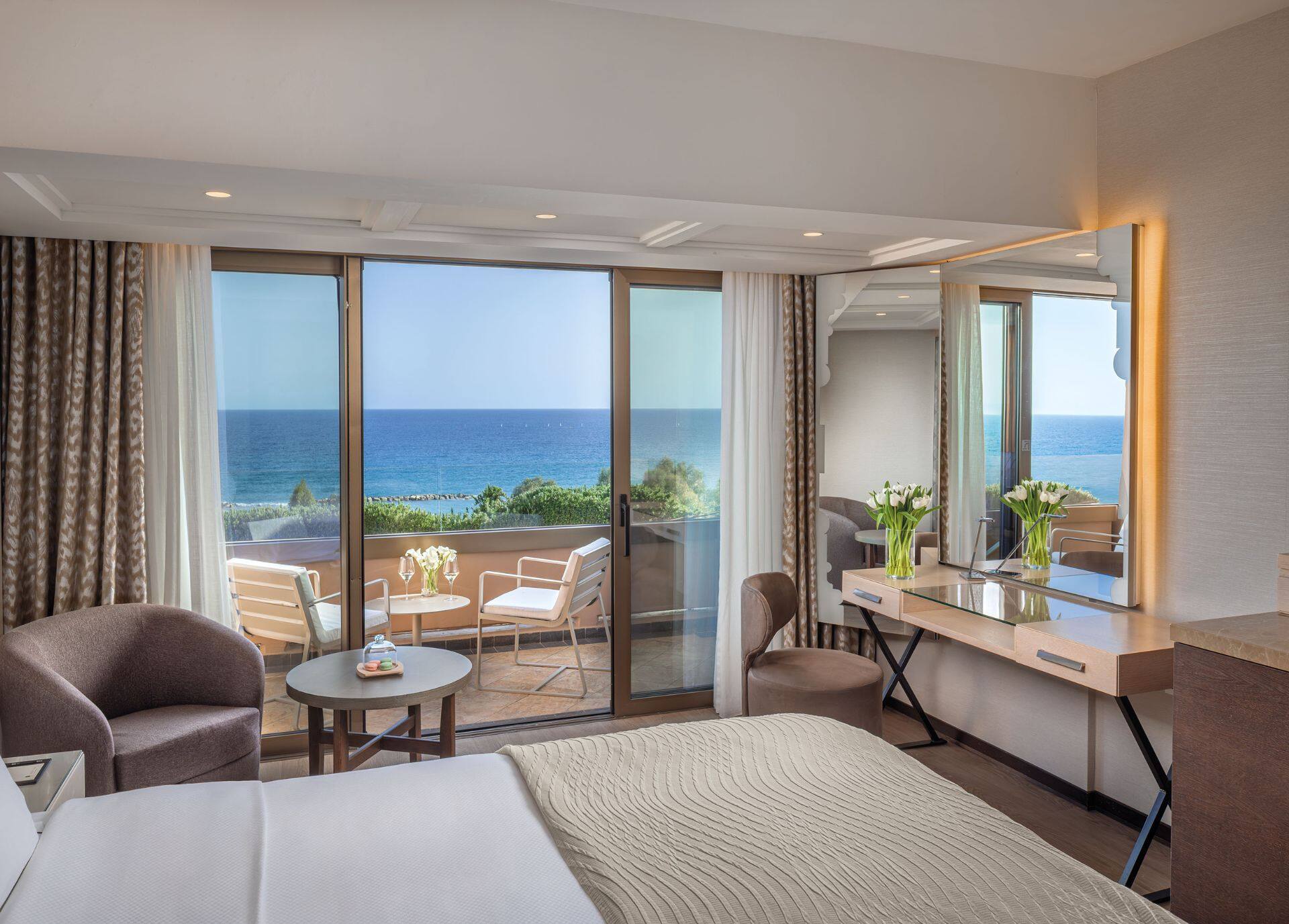 <p>Superior-huone, parveke ja merinäköala</p>