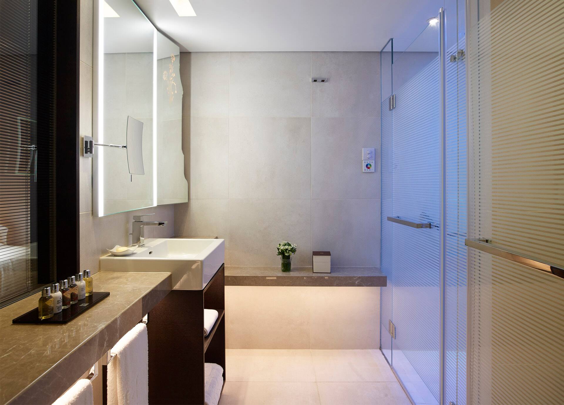 <p>Superior-huone, parveke ja merinäköala</p>