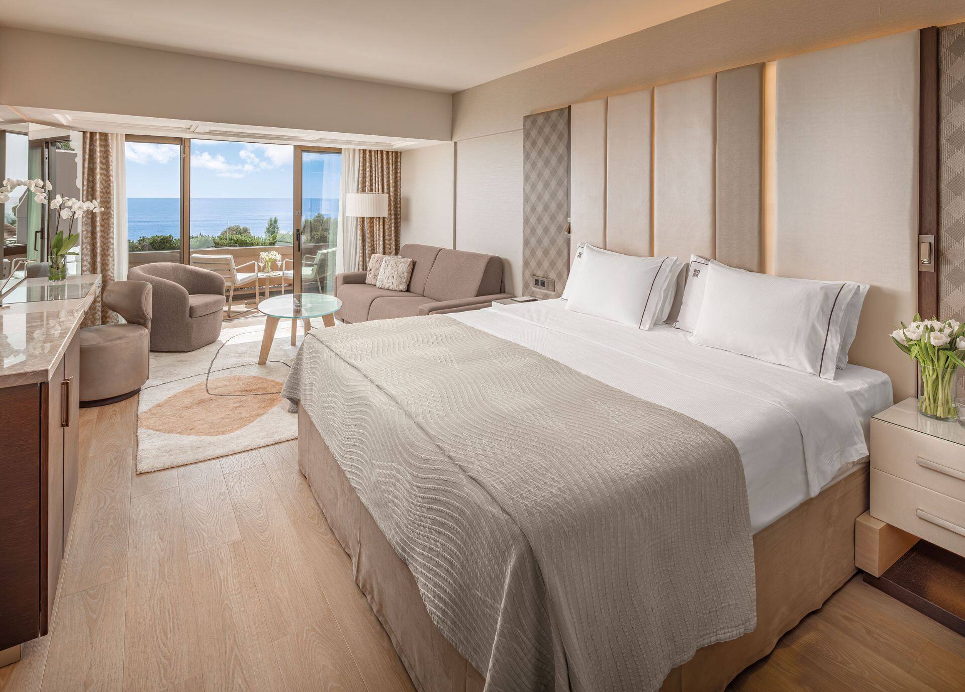 <p>Perhehuone, parveke ja merinäköala</p>