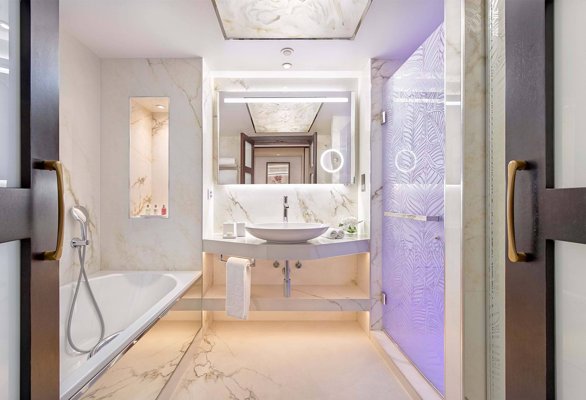 <p>Perhehuone, parveke ja merinäköala</p>