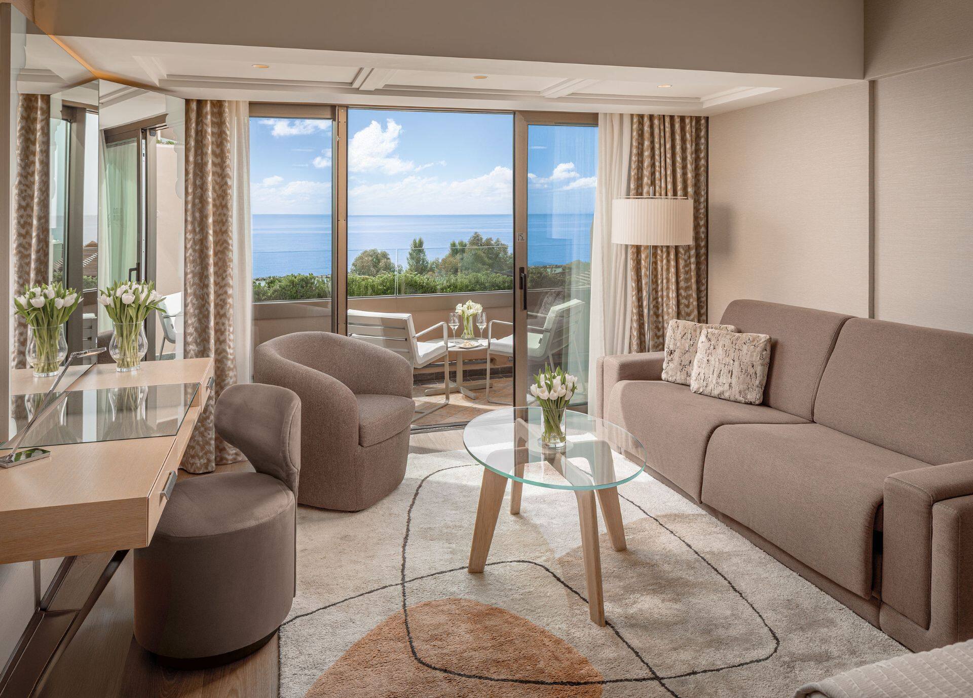 <p>Perhehuone, parveke ja merinäköala</p>