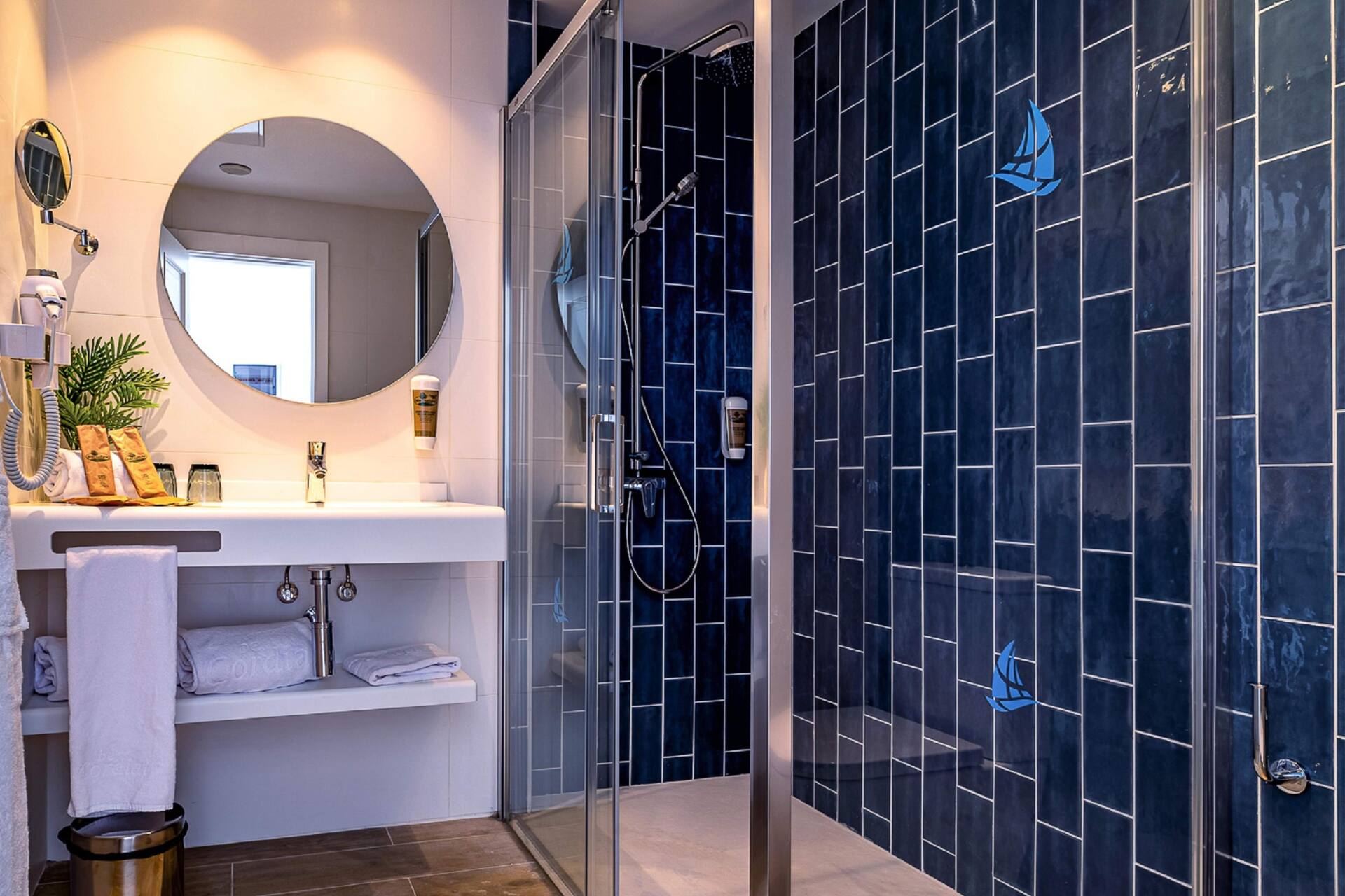 <p>Kaksio, näköala uima-altaalle</p>