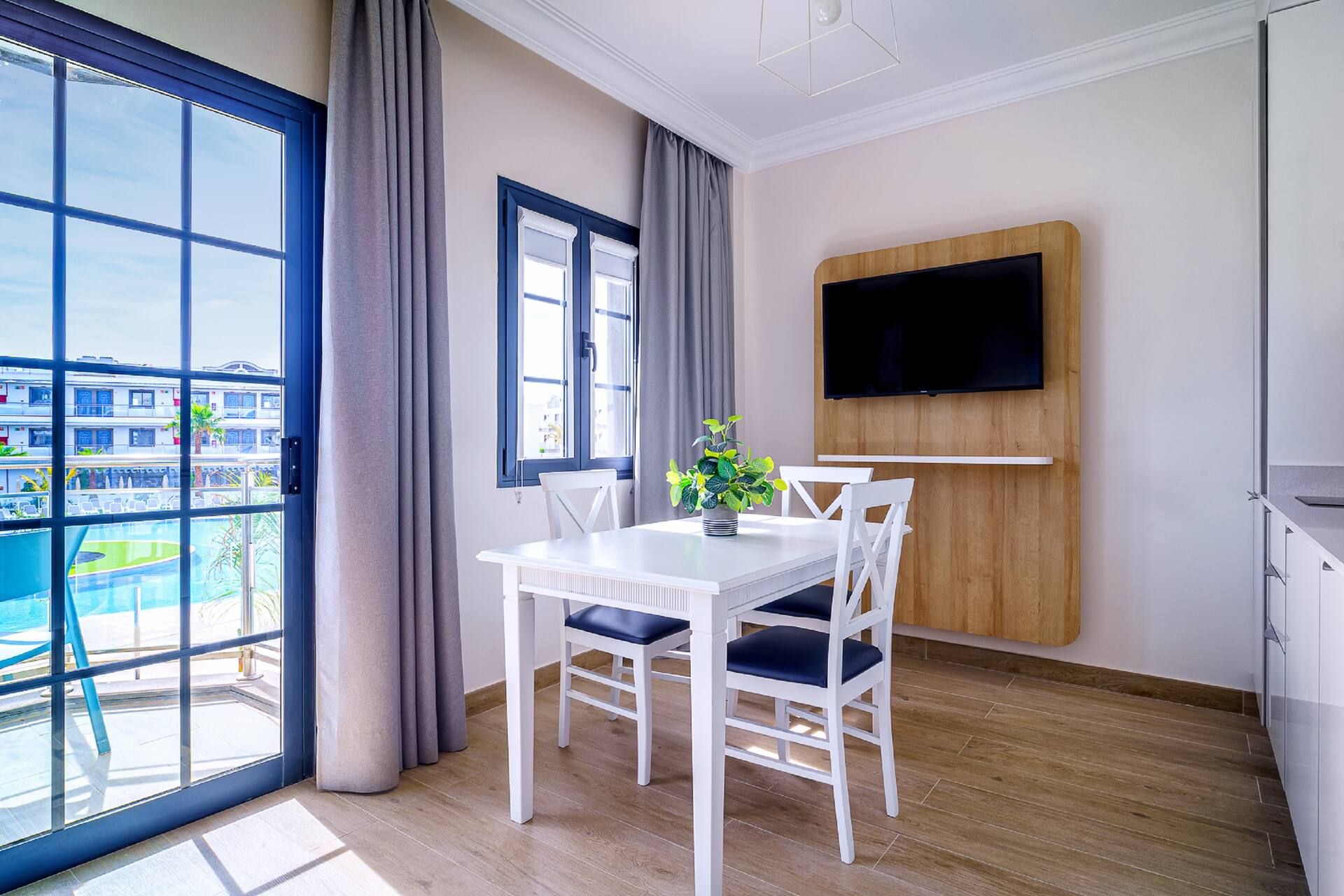 <p>Kaksio, näköala uima-altaalle</p>