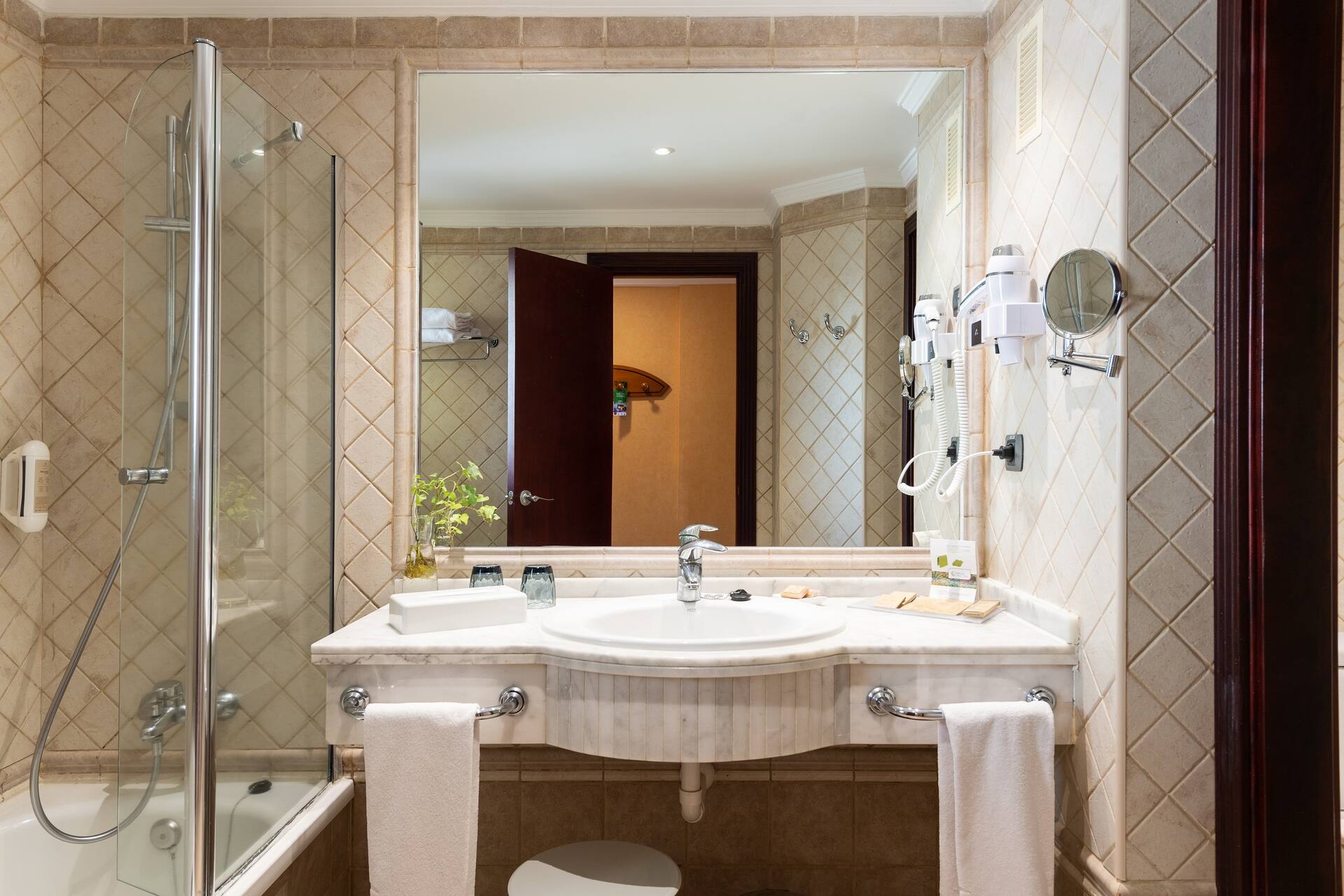 <p>Superior-huone</p>