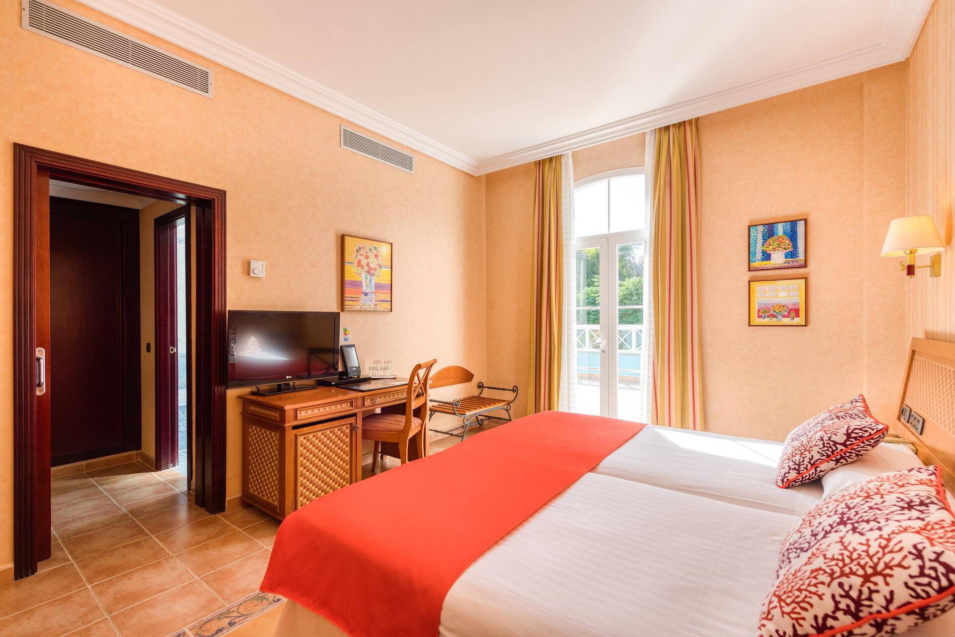 <p>Superior-huone</p>