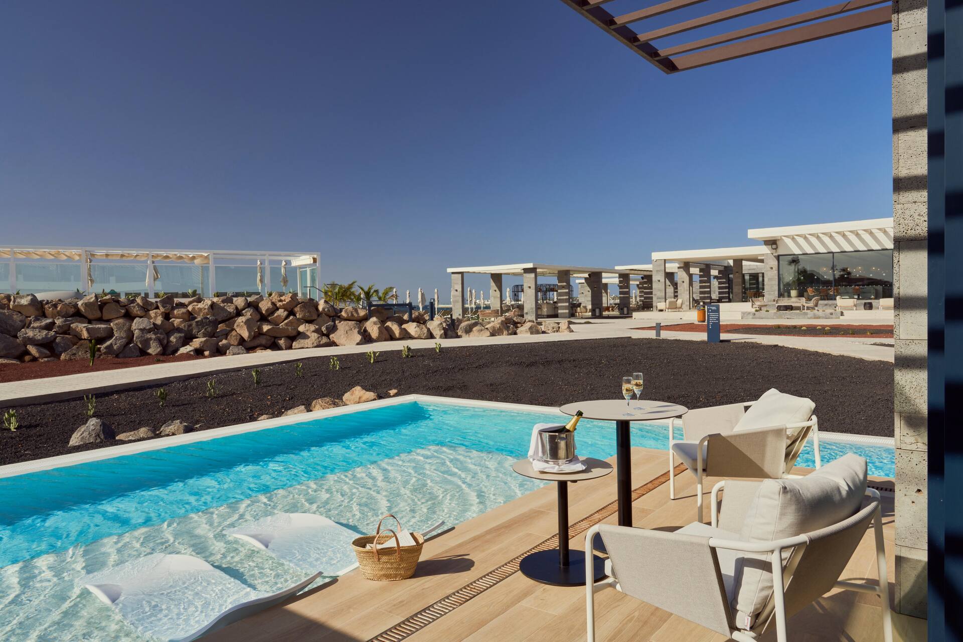 <p>Deluxe Royal Level -huone omalla uima-altaalla</p>