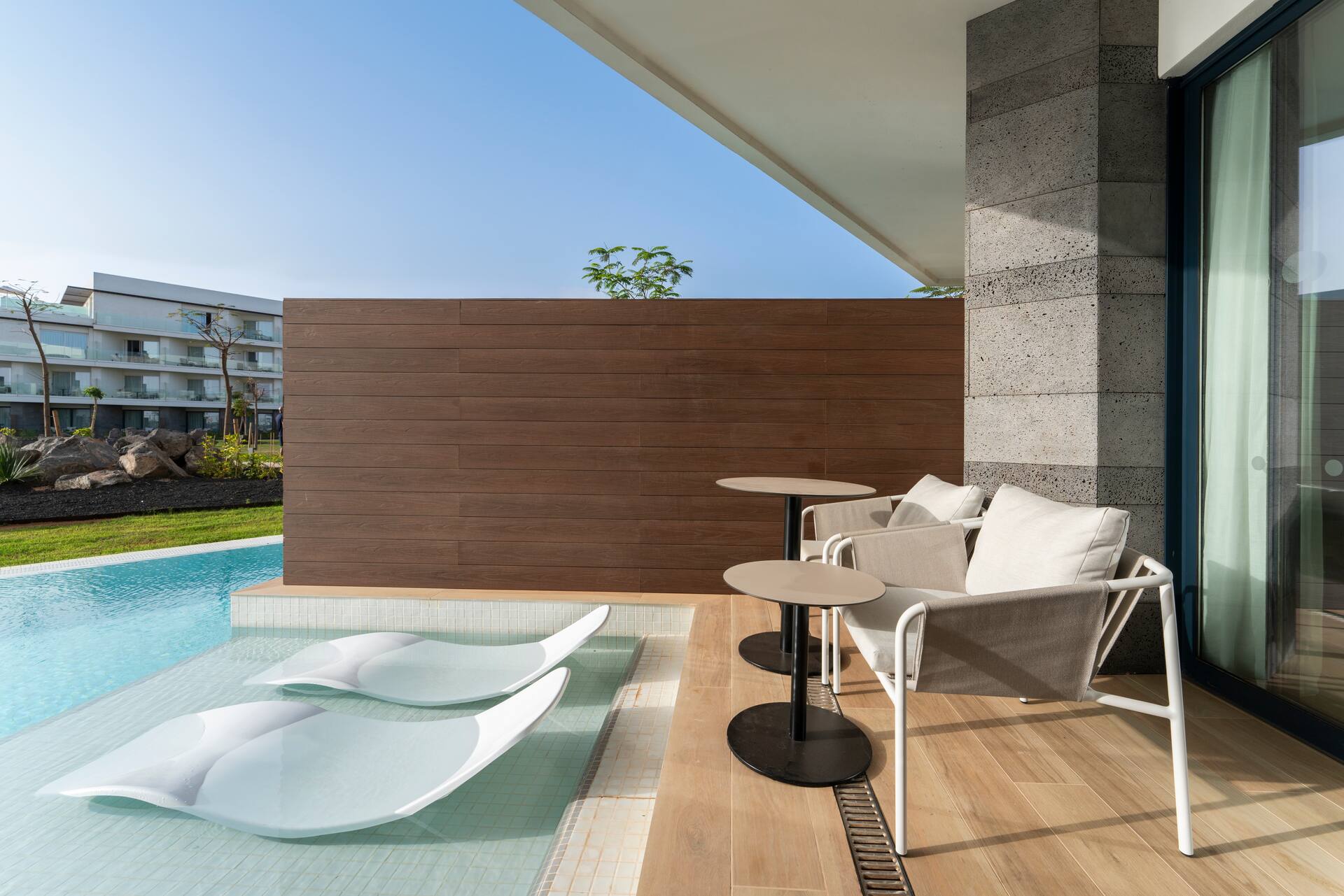 <p>Superior-huone, terassilta käynti uima-altaaseen</p>