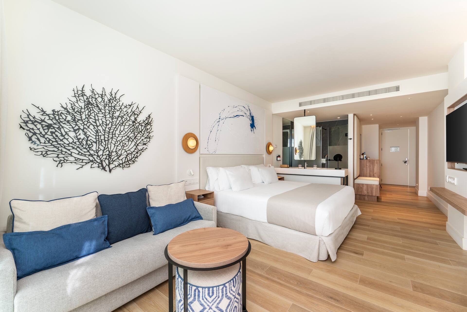 <p>Superior-huone, terassilta käynti uima-altaaseen</p>