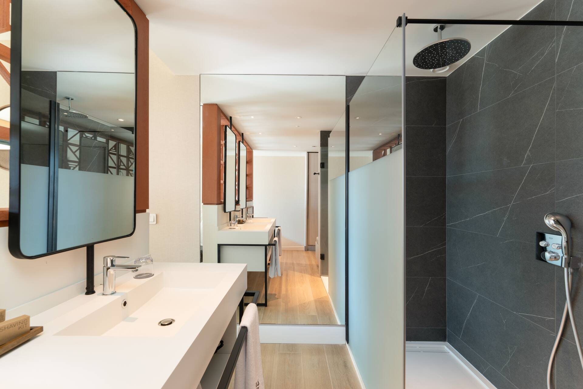 <h3 class="heading">Superior-huone, merinäköala</h3>