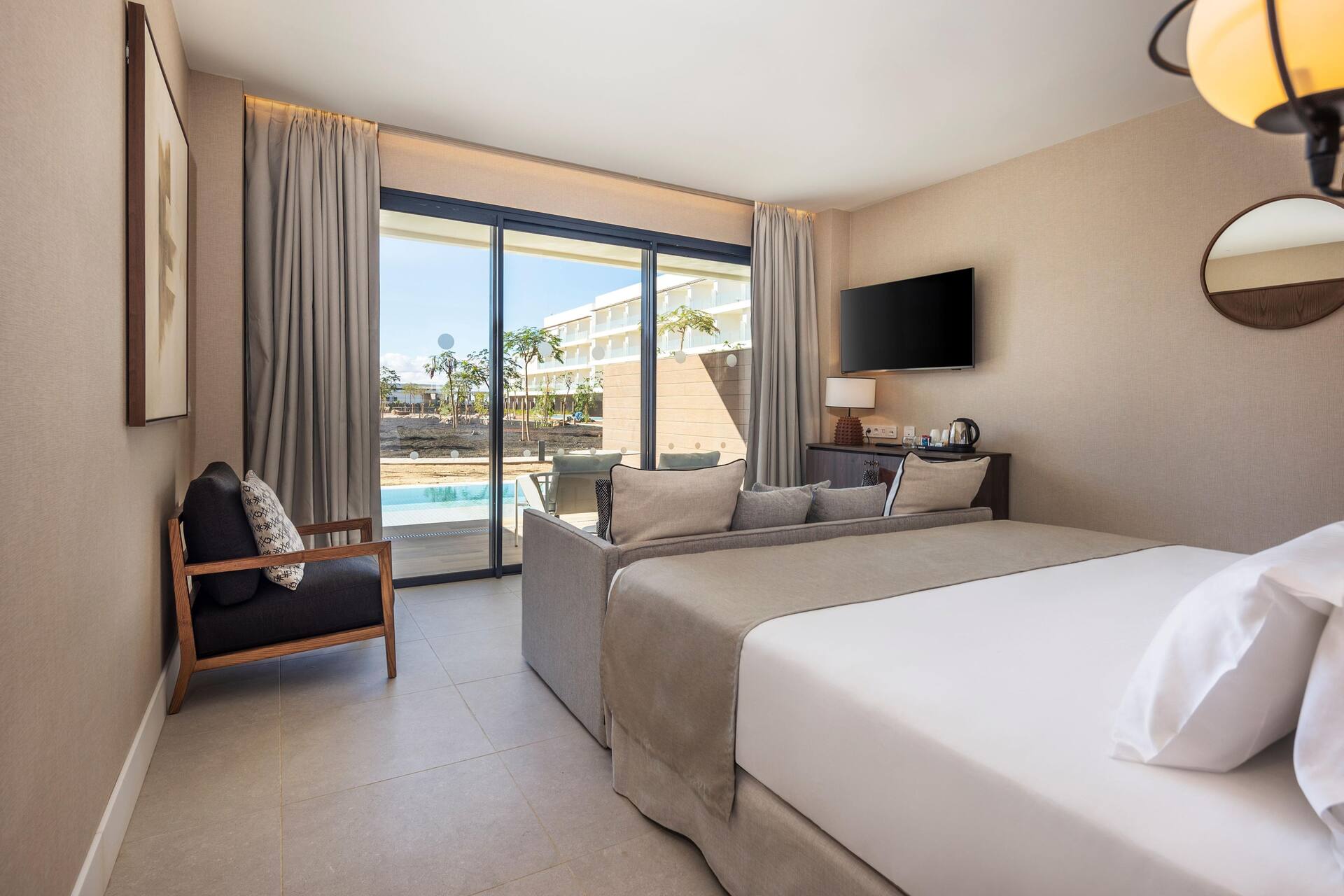 <p>Deluxe Royal Level -huone omalla uima-altaalla</p>