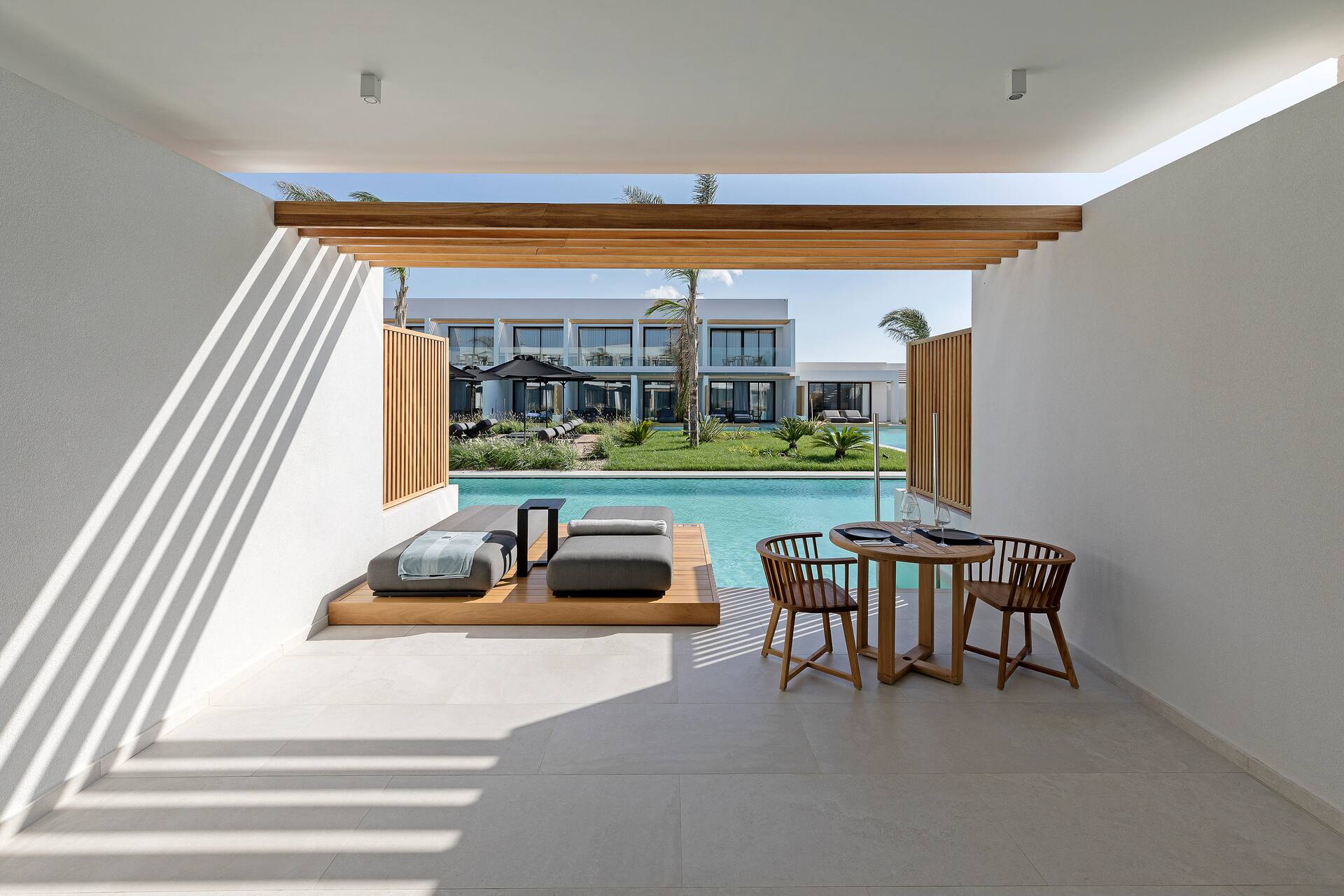 <p>Superior Deluxe -sviitti, terrasilta käynti uima-altaaseen</p>