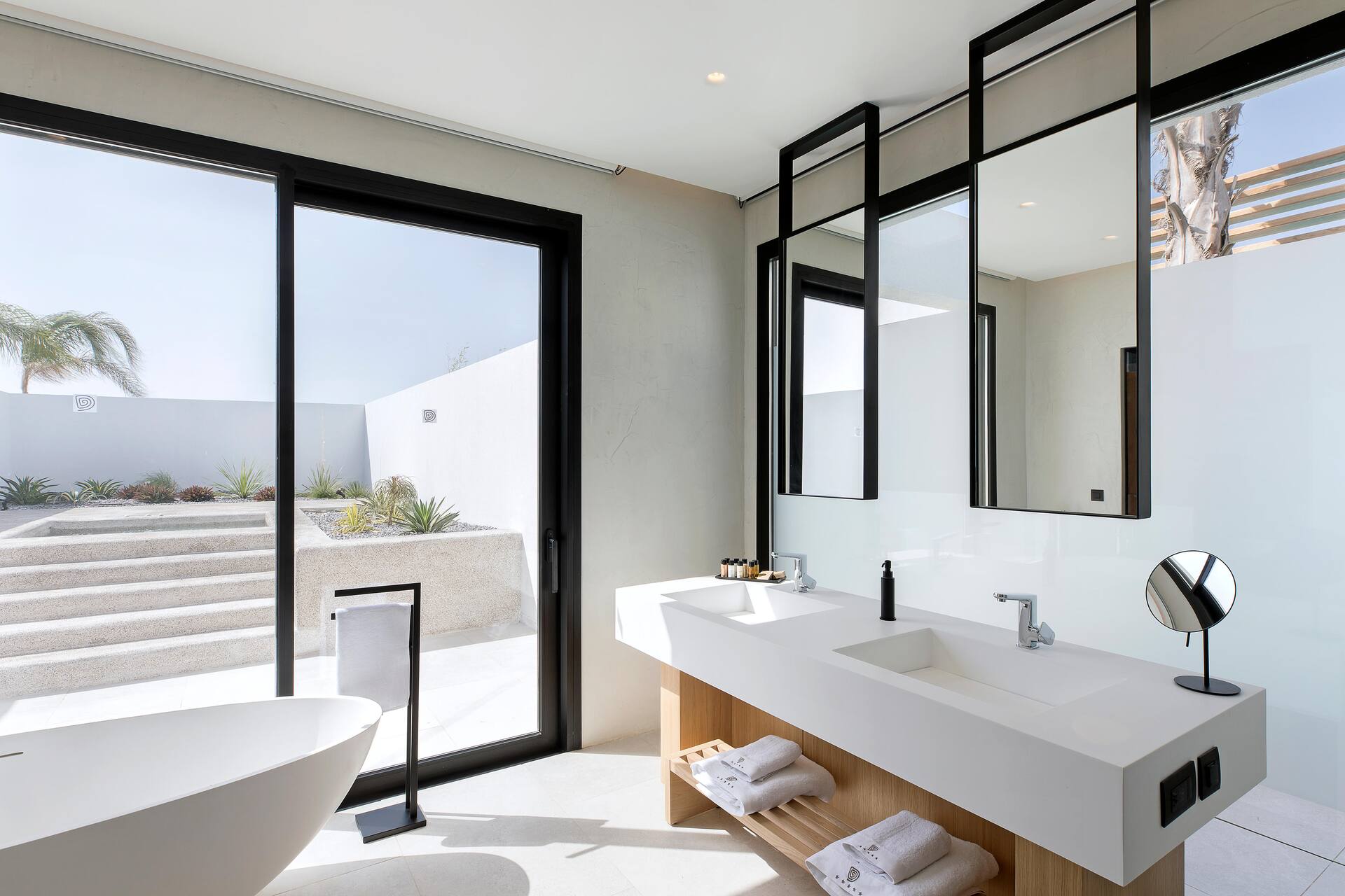 <p>Premium-sviitti, terrasilta käynti uima-altaaseen</p>