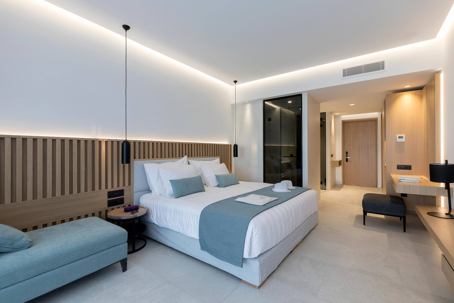 <p>Deluxe-huone, uima-allasnäköala / Deluxe-sviitti, terassilta käynti uima-altaaseen</p>