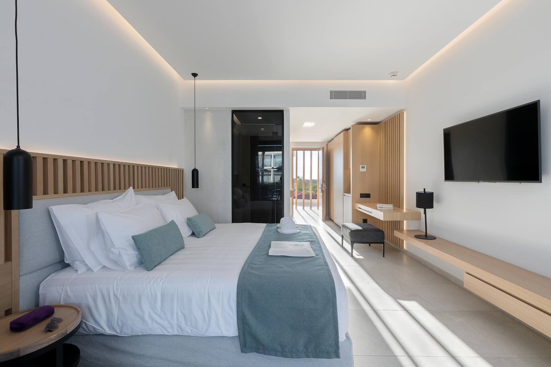 <p>Deluxe-huone, uima-allasnäköala / Deluxe-sviitti, terassilta käynti uima-altaaseen</p>