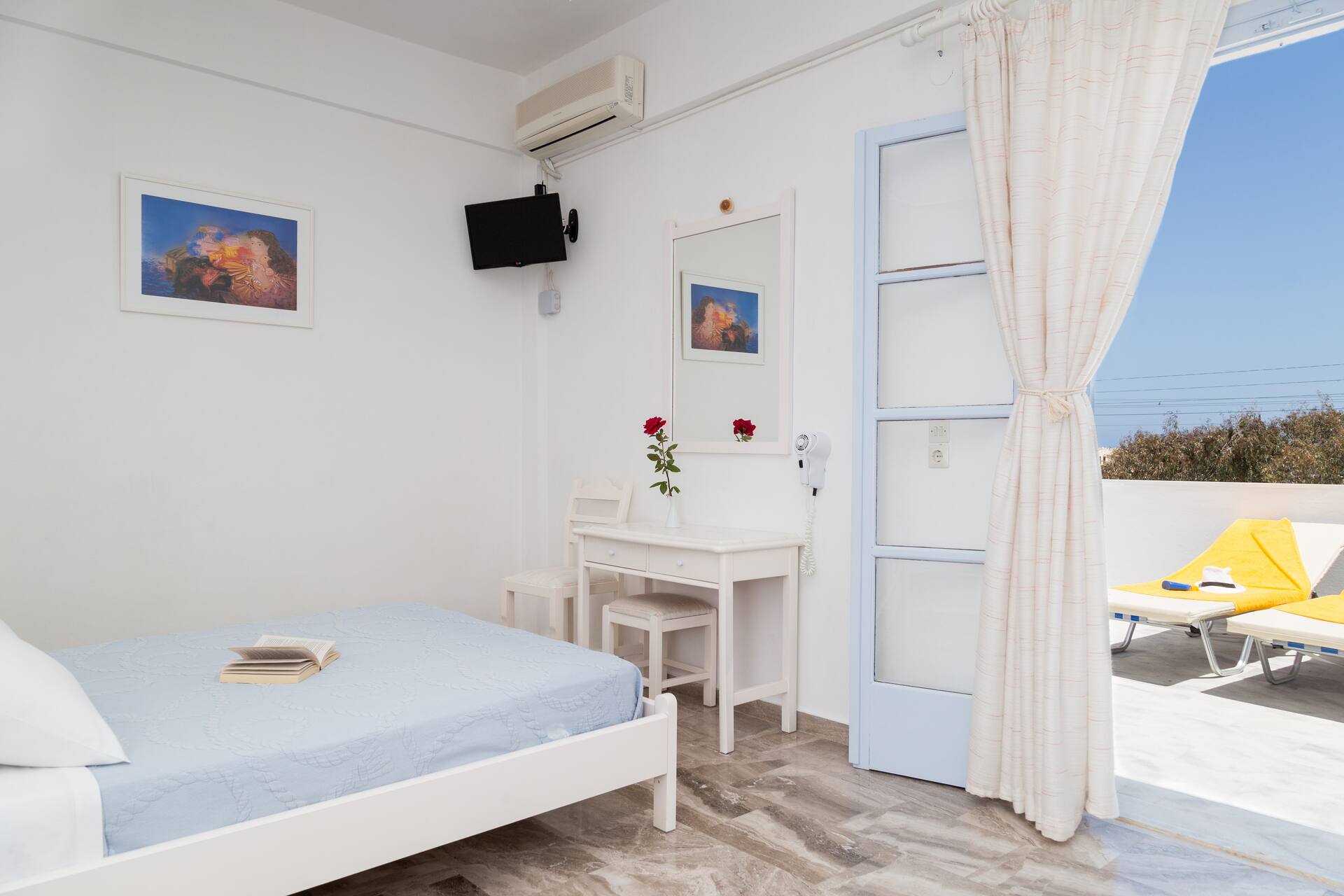 <p>Kolmen hengen huone</p>