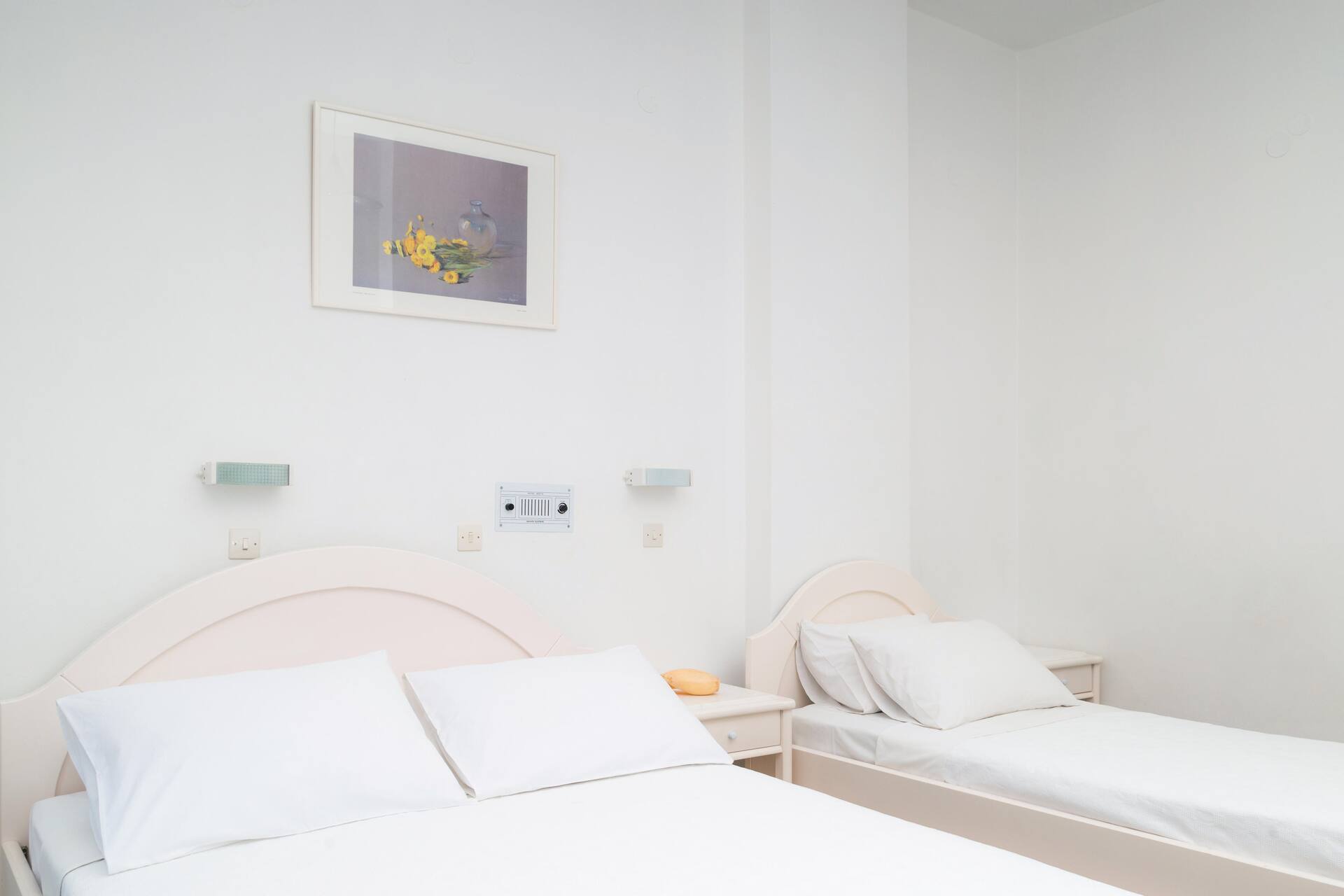 <p>Kolmen hengen huone</p>