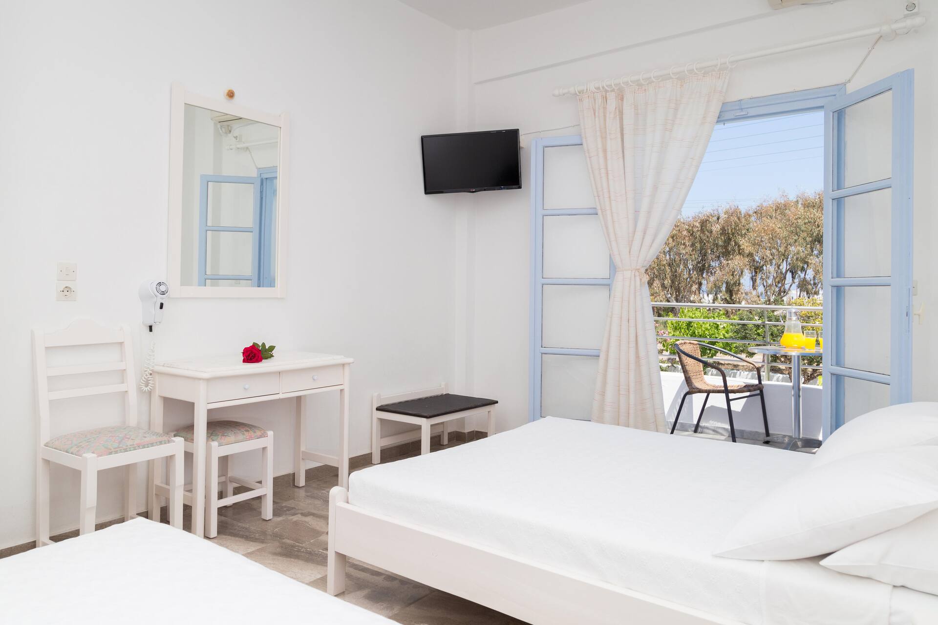 <p>Kolmen hengen huone</p>