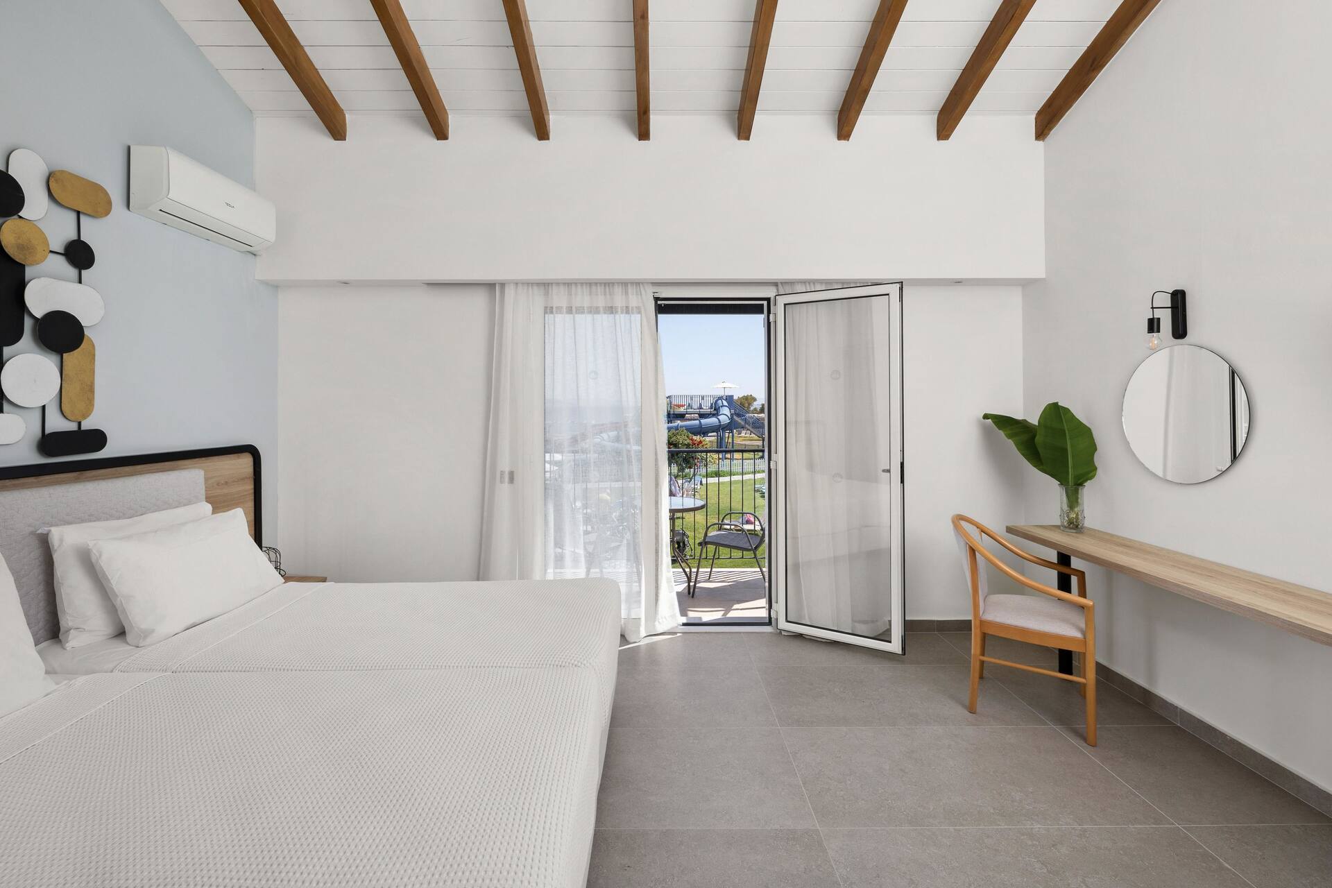 <p>Superior-perhehuone, osittainen merinäköala</p>