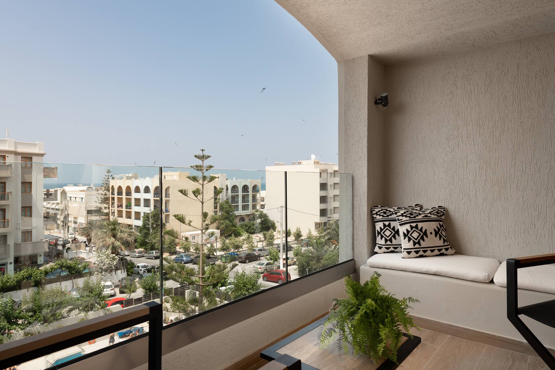 <p>Superior-huone, uima-allasnäköala</p>