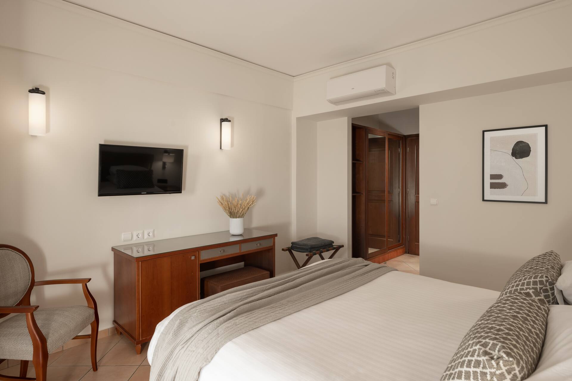 <p>kahden hengen huone, uima-allasnäköala</p>