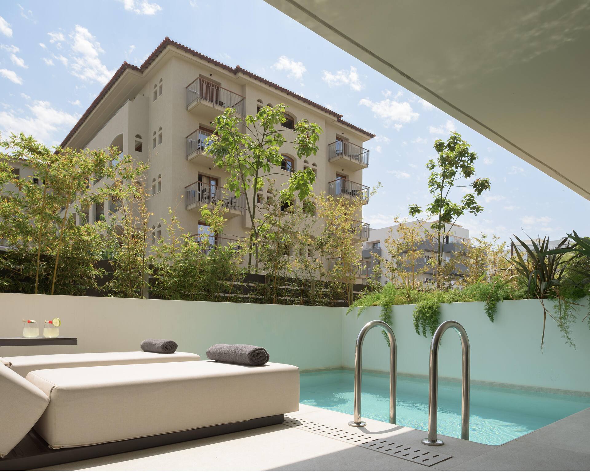 <p>sviitti, oma uima-allas</p>