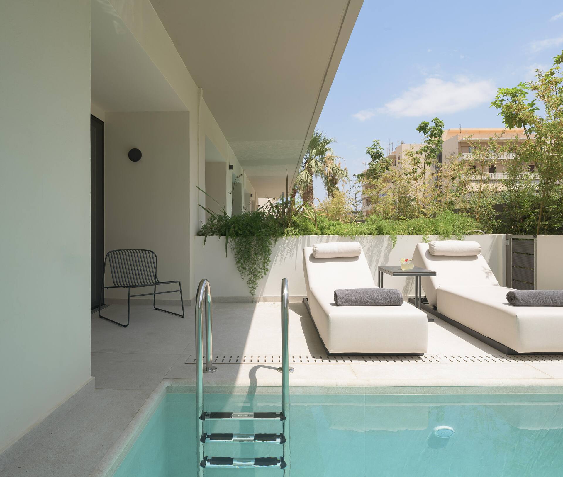 <p>sviitti, oma uima-allas</p>