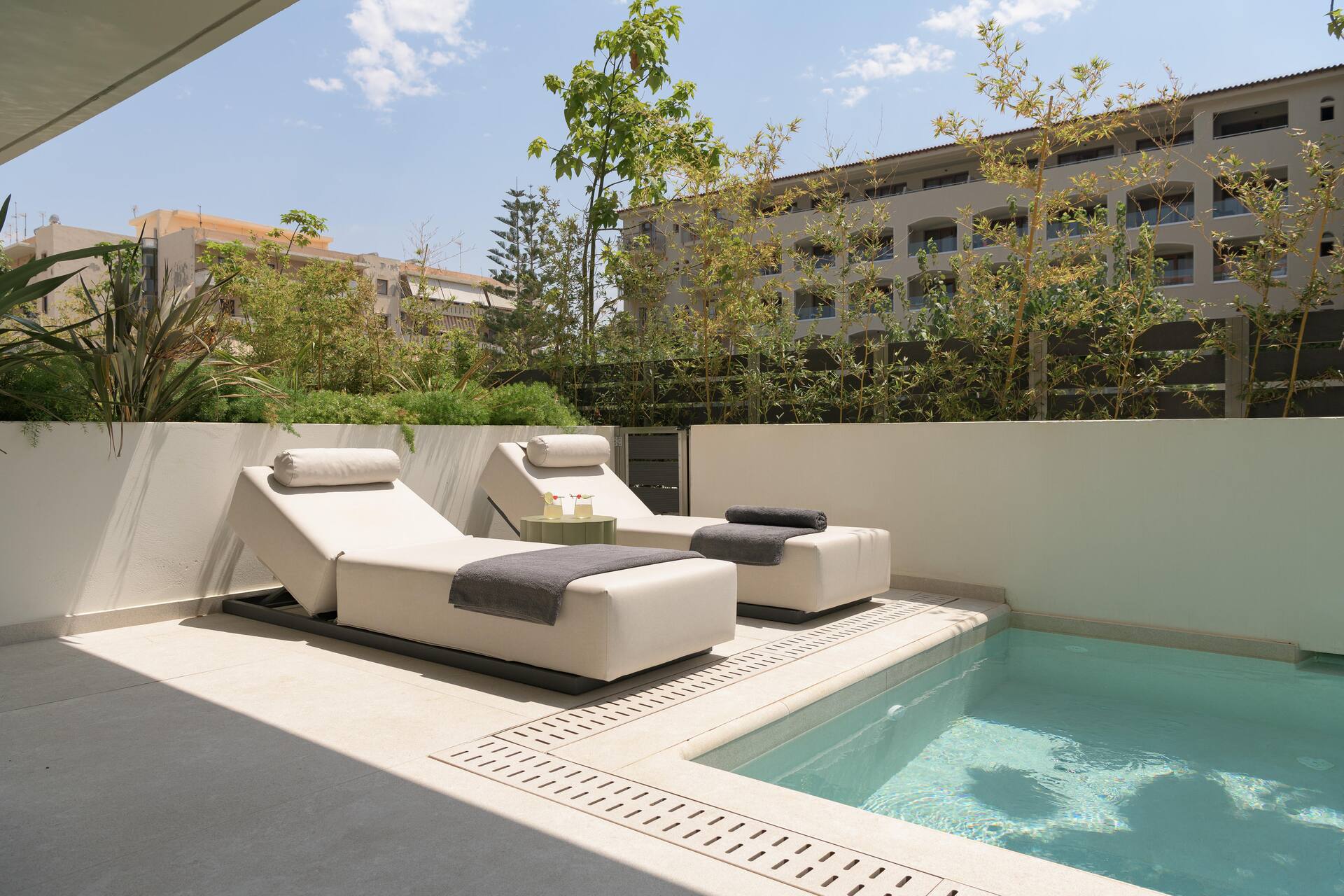 <p>sviitti, oma uima-allas</p>