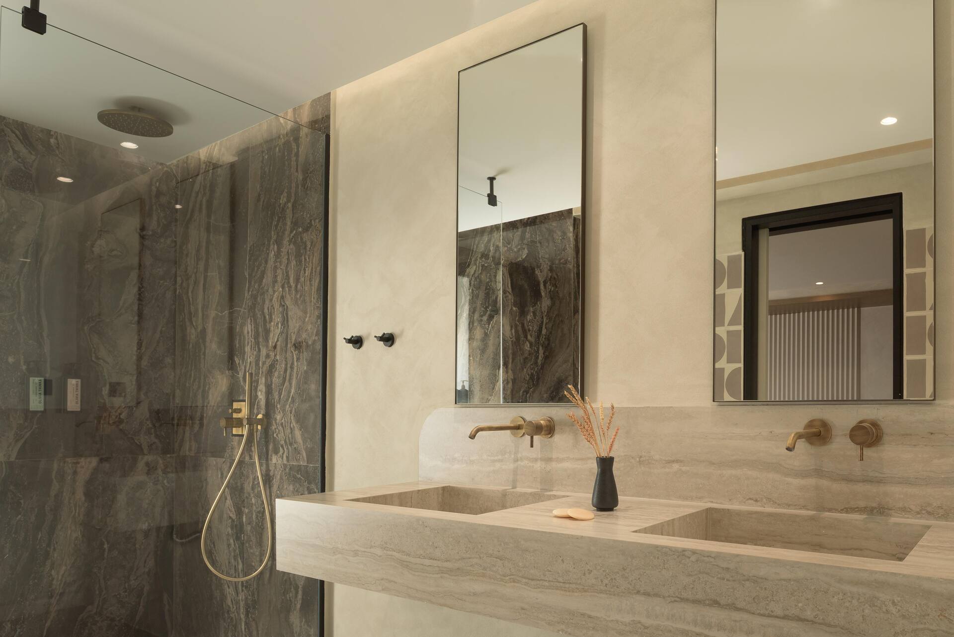 <p>sviitti, oma uima-allas</p>