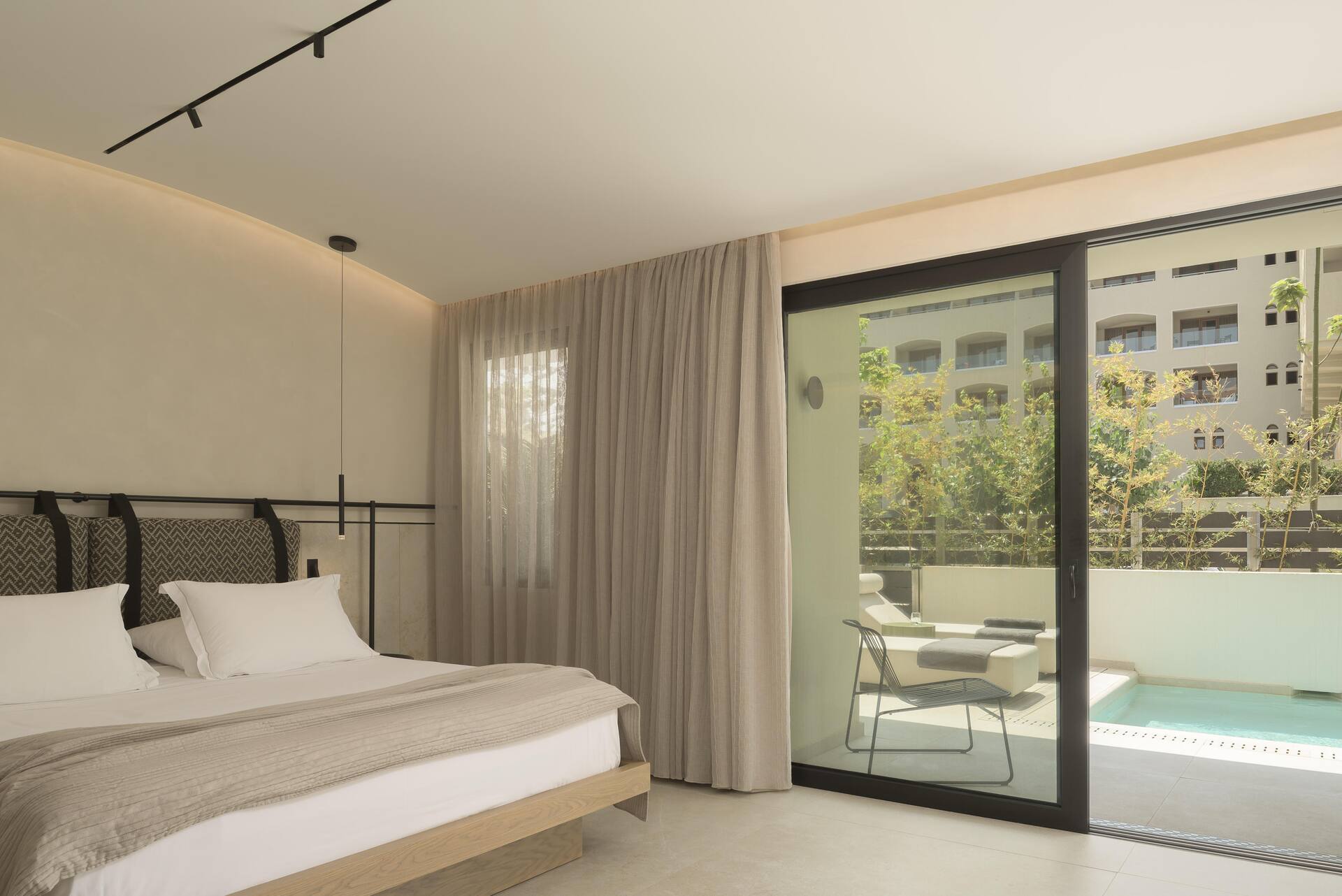 <p>sviitti, oma uima-allas</p>