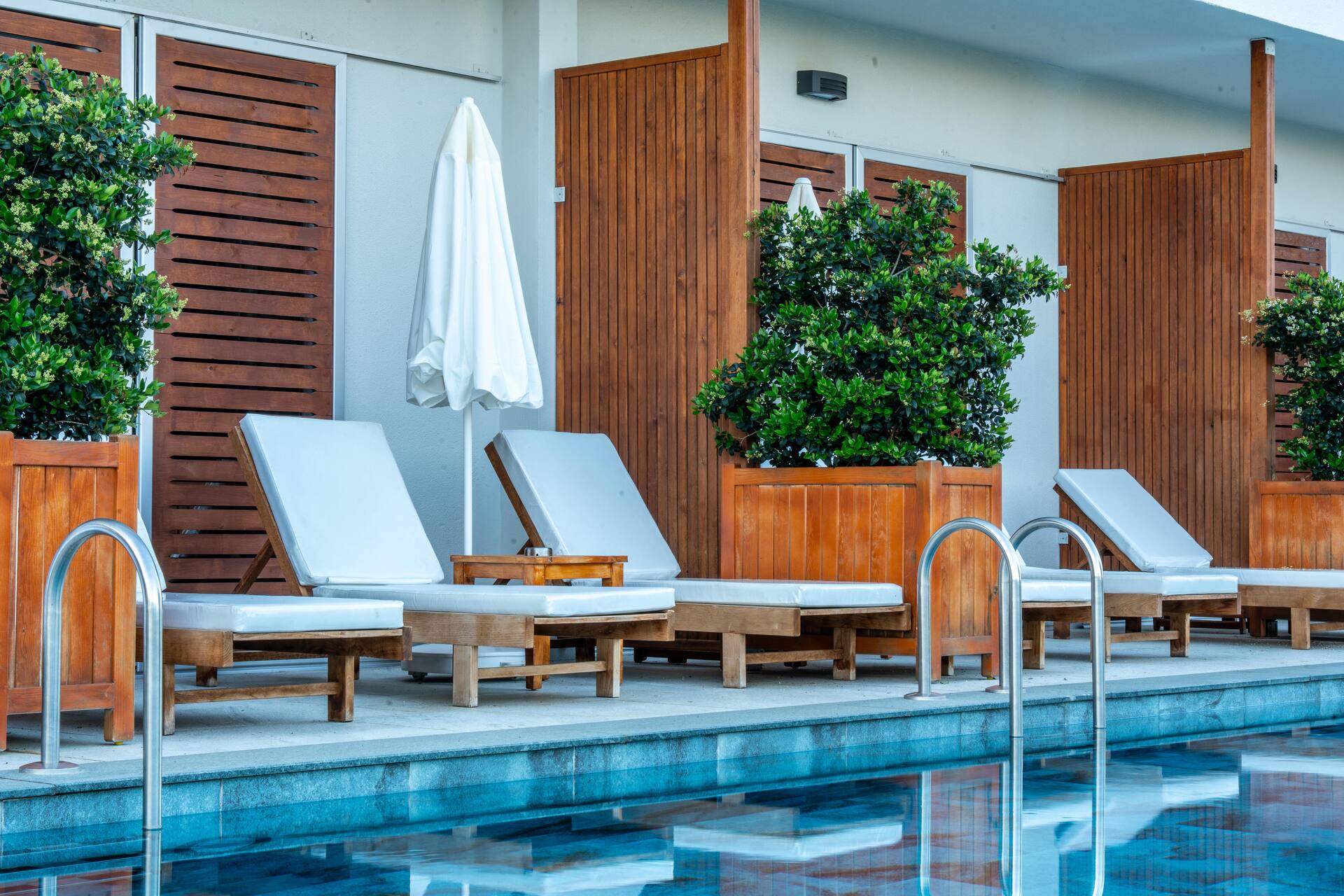 <p>Superior-huone, terassilta käynti uima-altaaseen</p>