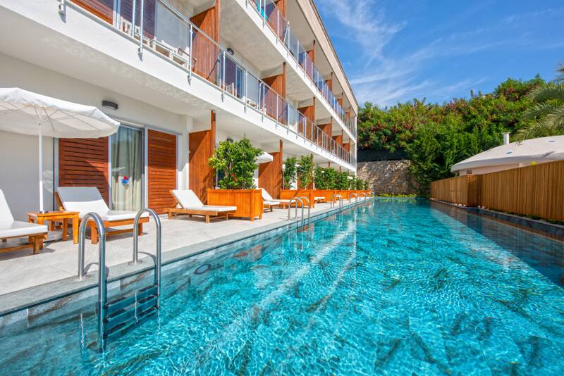 <p>Superior-huone, terassilta käynti uima-altaaseen</p>