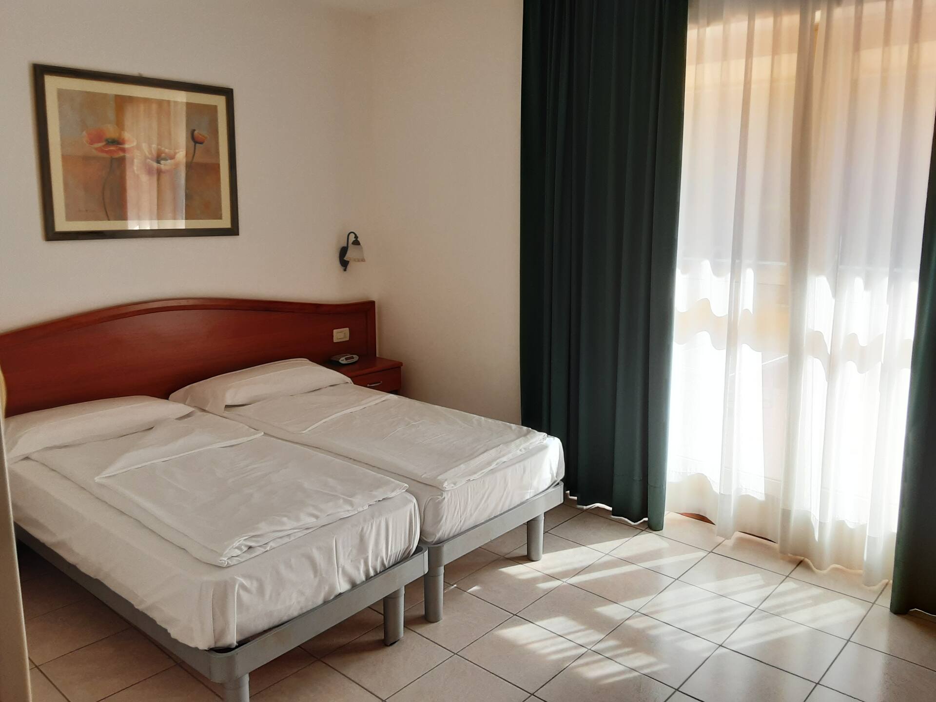 <p>Superior-huone sivurakennuksessa</p>