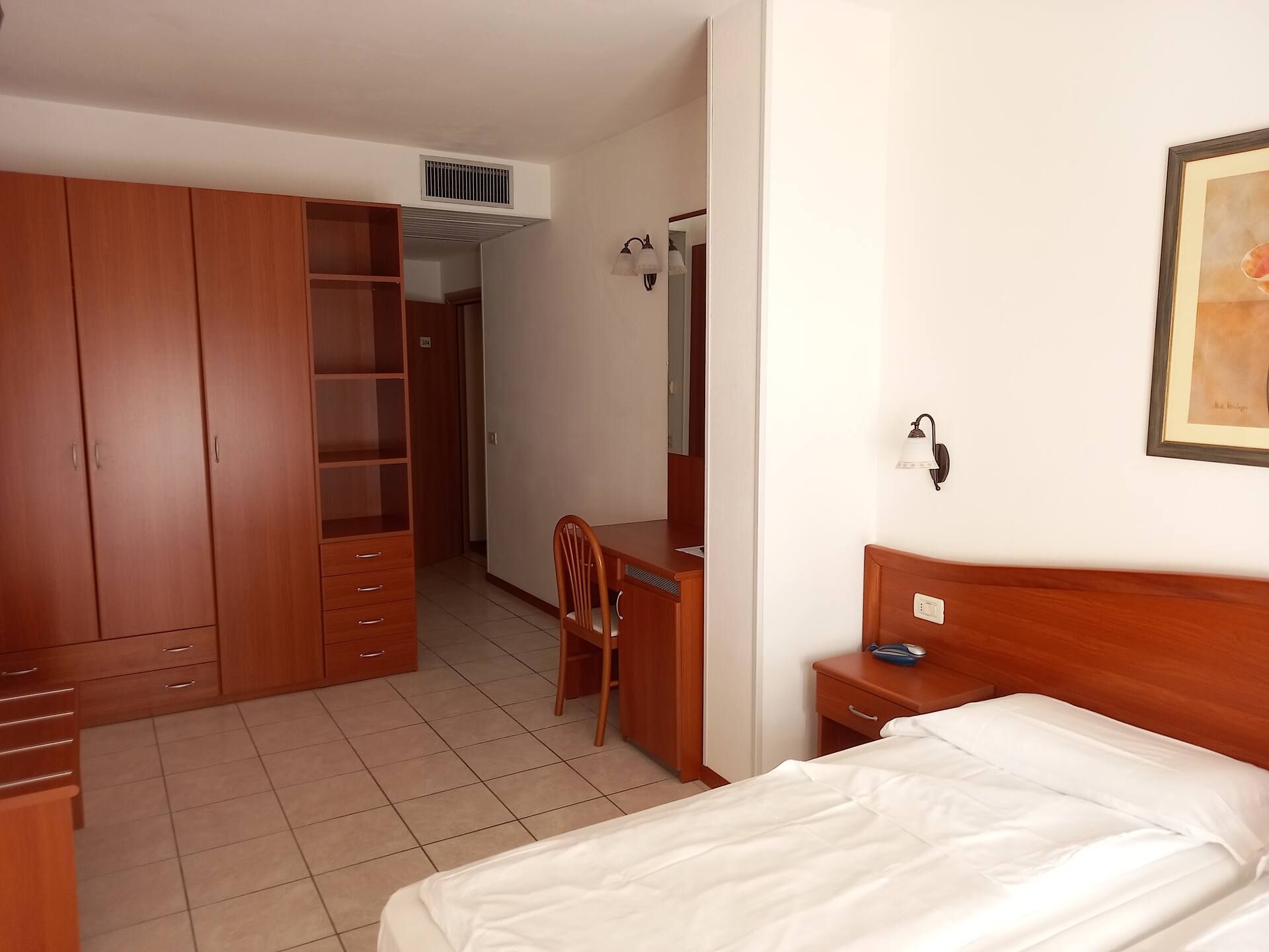 <p>Superior-huone sivurakennuksessa</p>