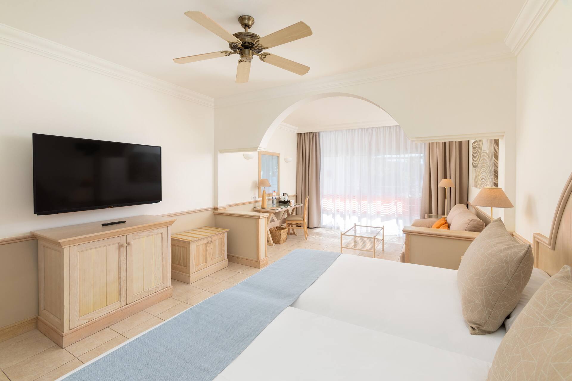 <p>Deluxe Superior -huone, merinäköala</p>