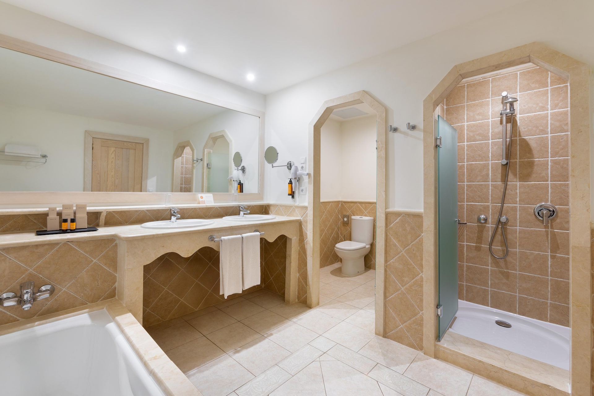 <p>Deluxe Superior -huone</p>