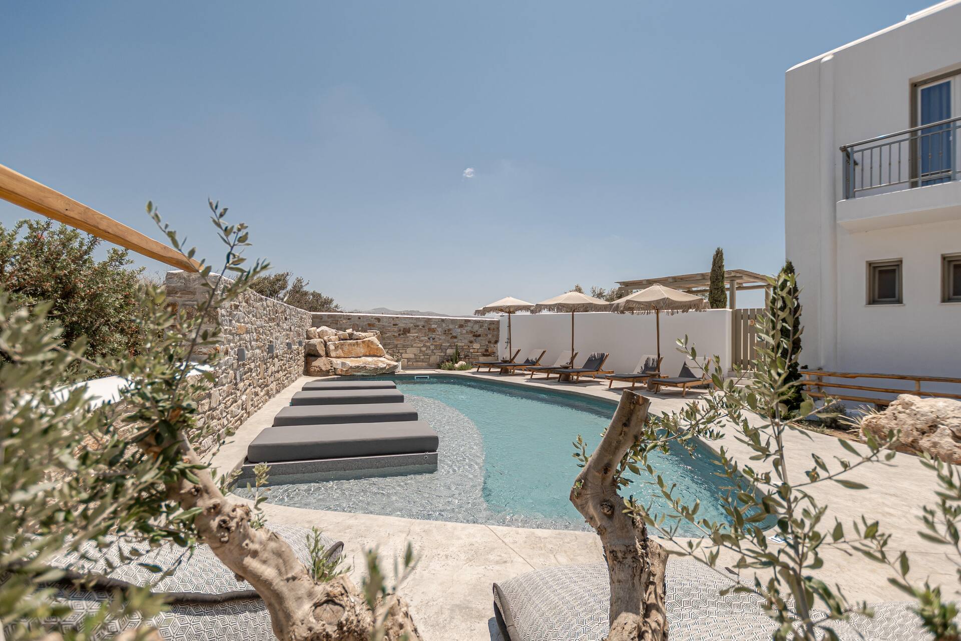 Sea and Olives, Plaka