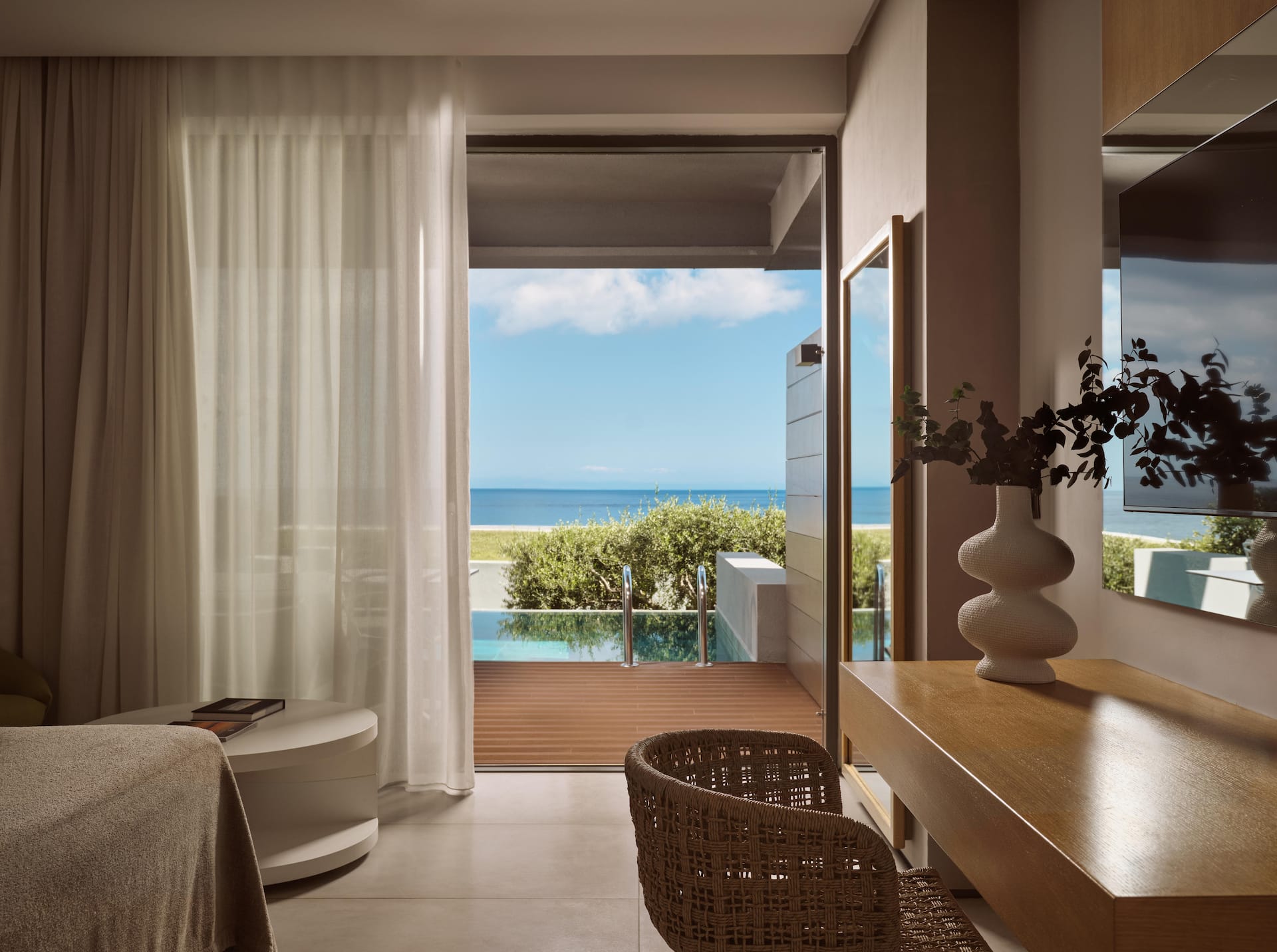 <p>Signature-sviitti, merinäköala ja oma uima-allas</p>