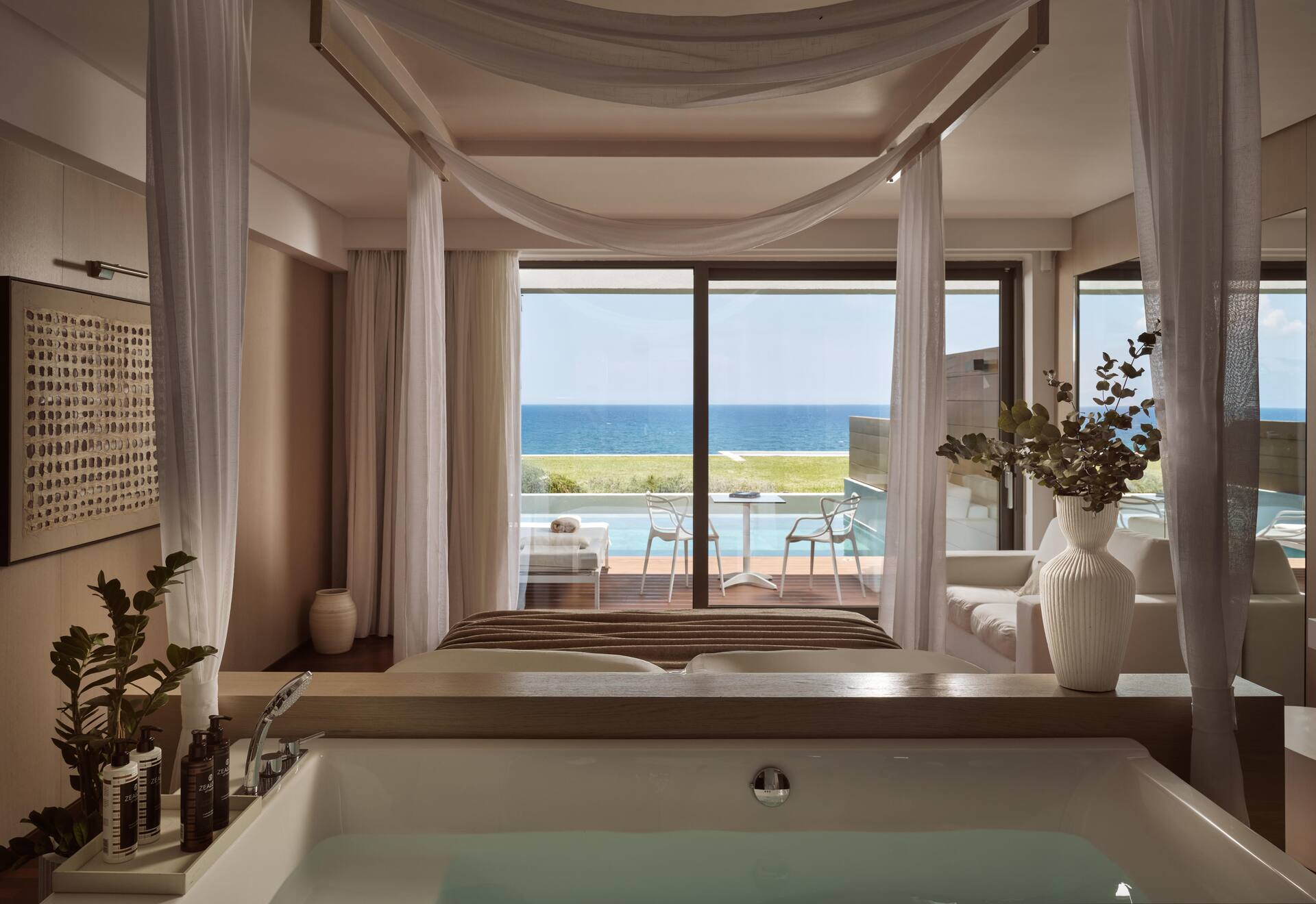 <p>Honeymoon-sviitti, merinäköala ja oma uima-allas</p>