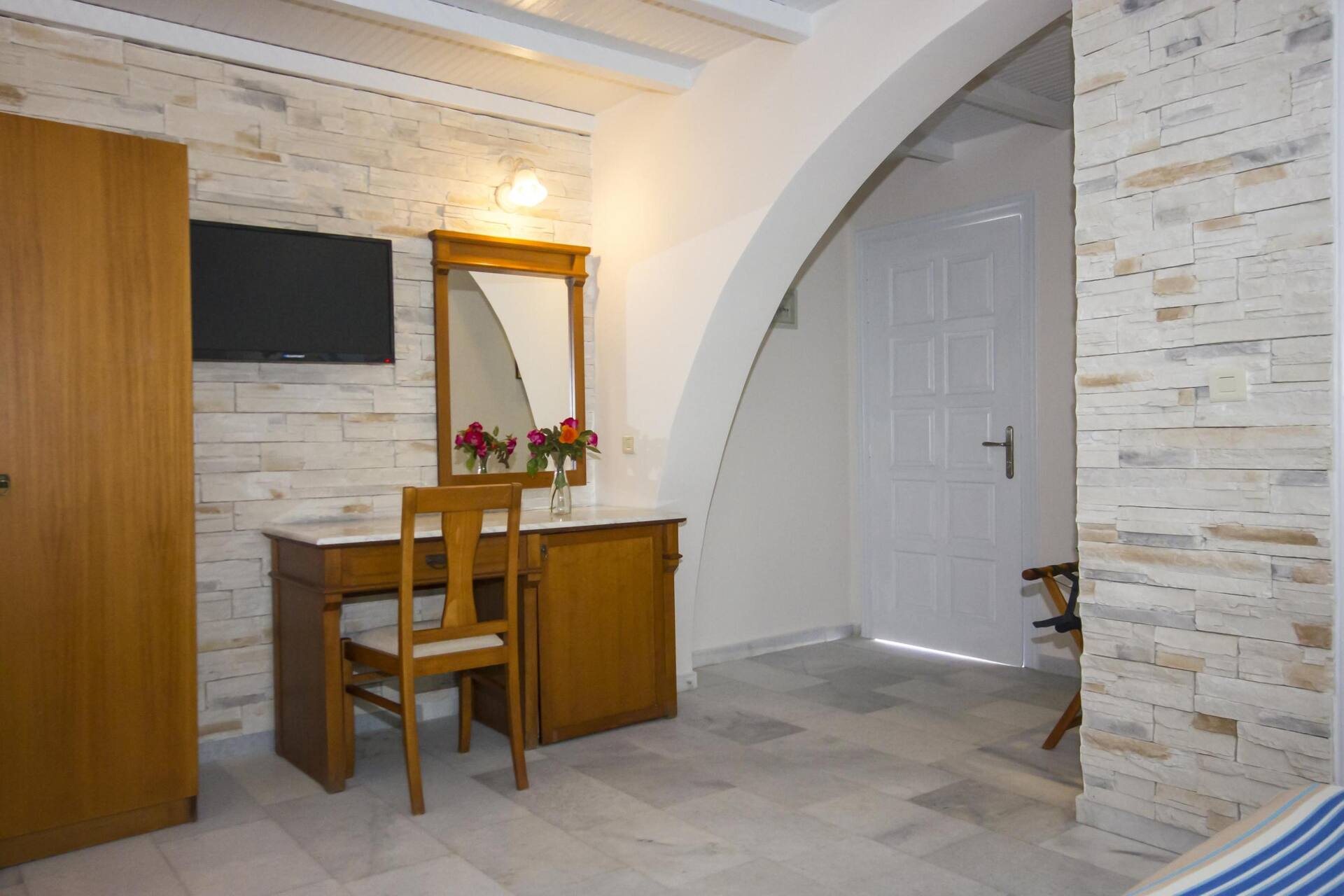 <p>Kolmen hengen huone</p>