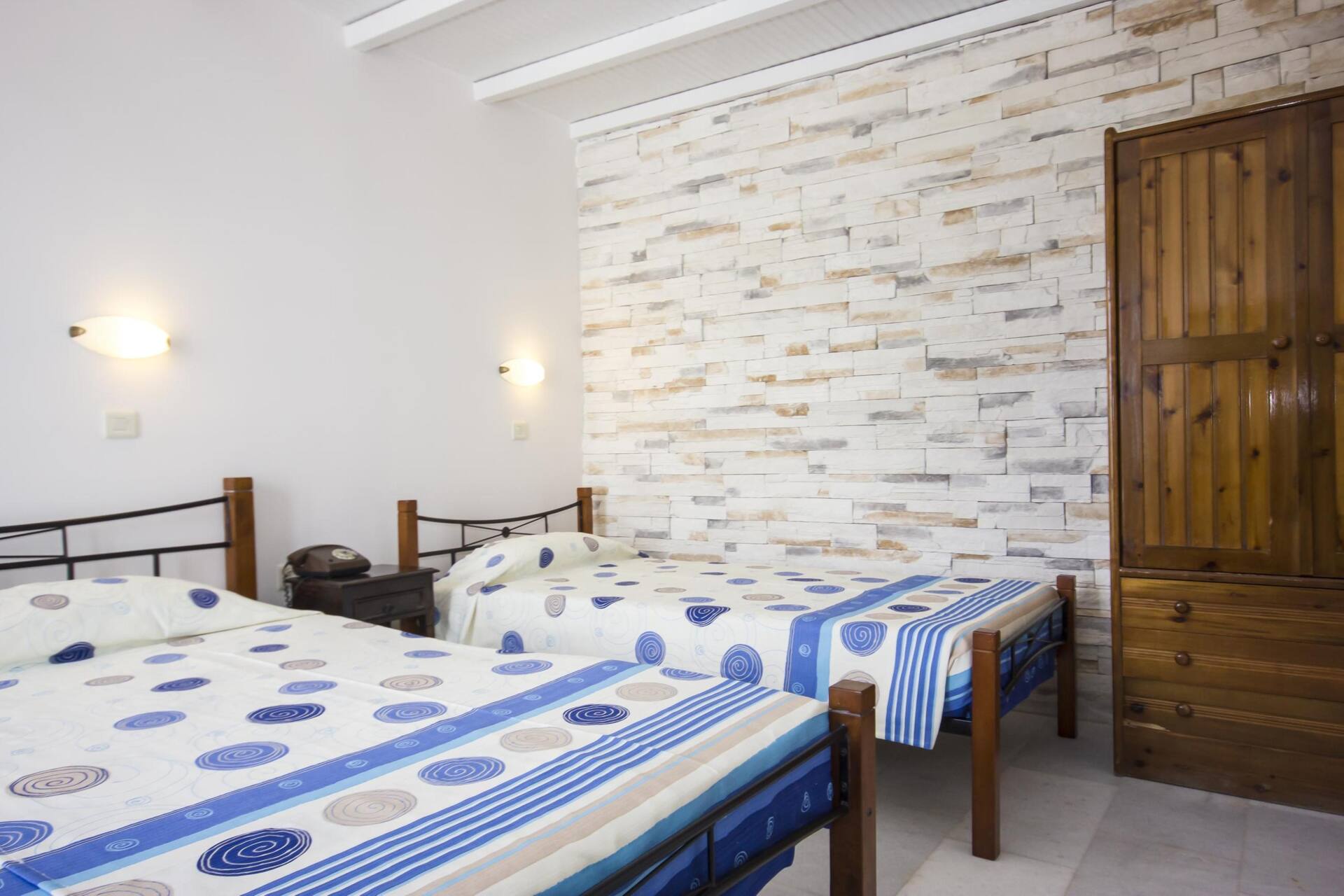 <p>Kolmen hengen huone</p>