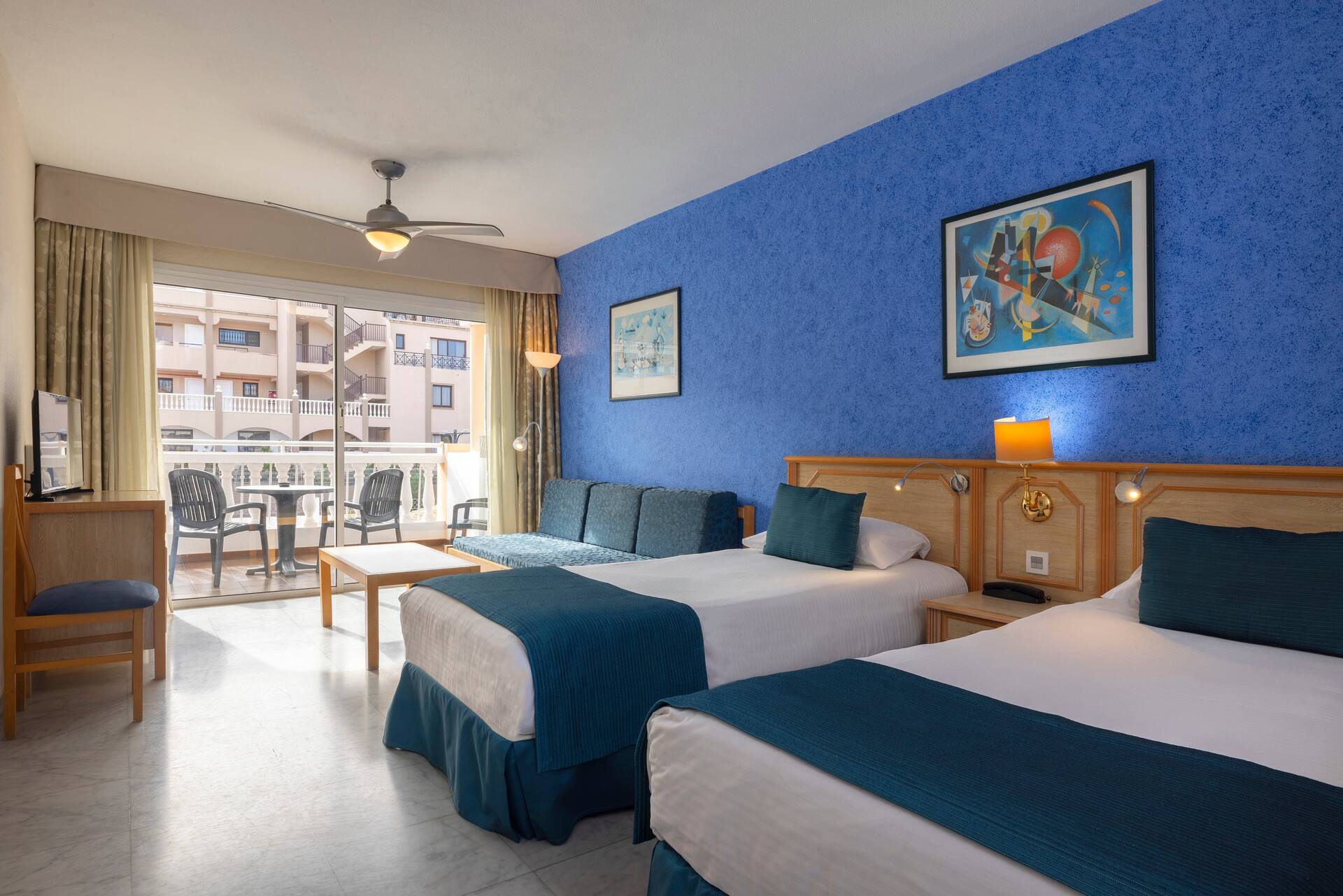 <p>yksiö, uima-allasnäköala</p>