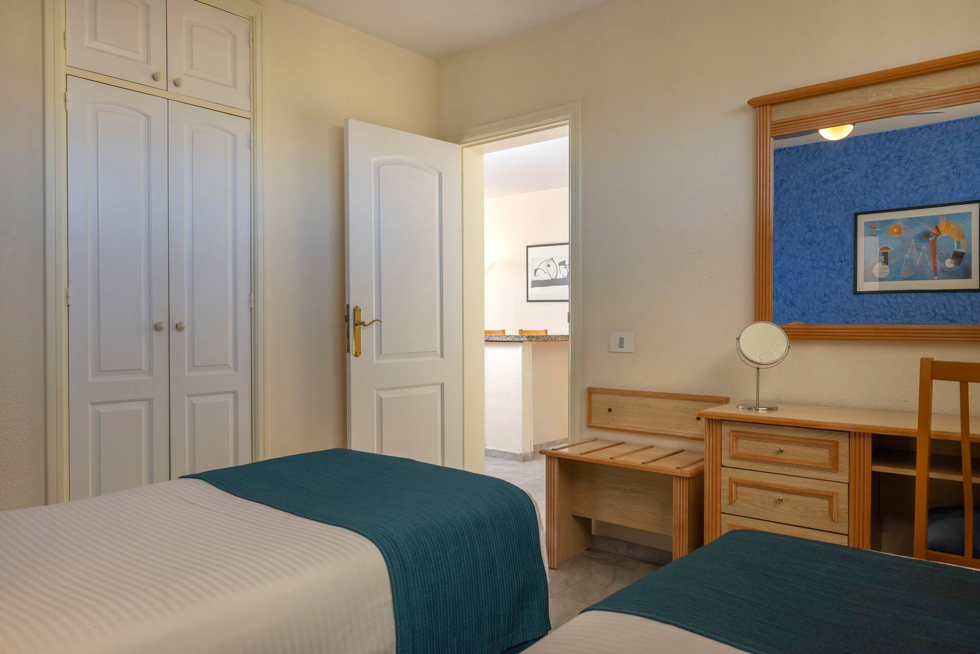 <p>huoneisto, kaksi makuuhuonetta, uima-allasnäköala</p>