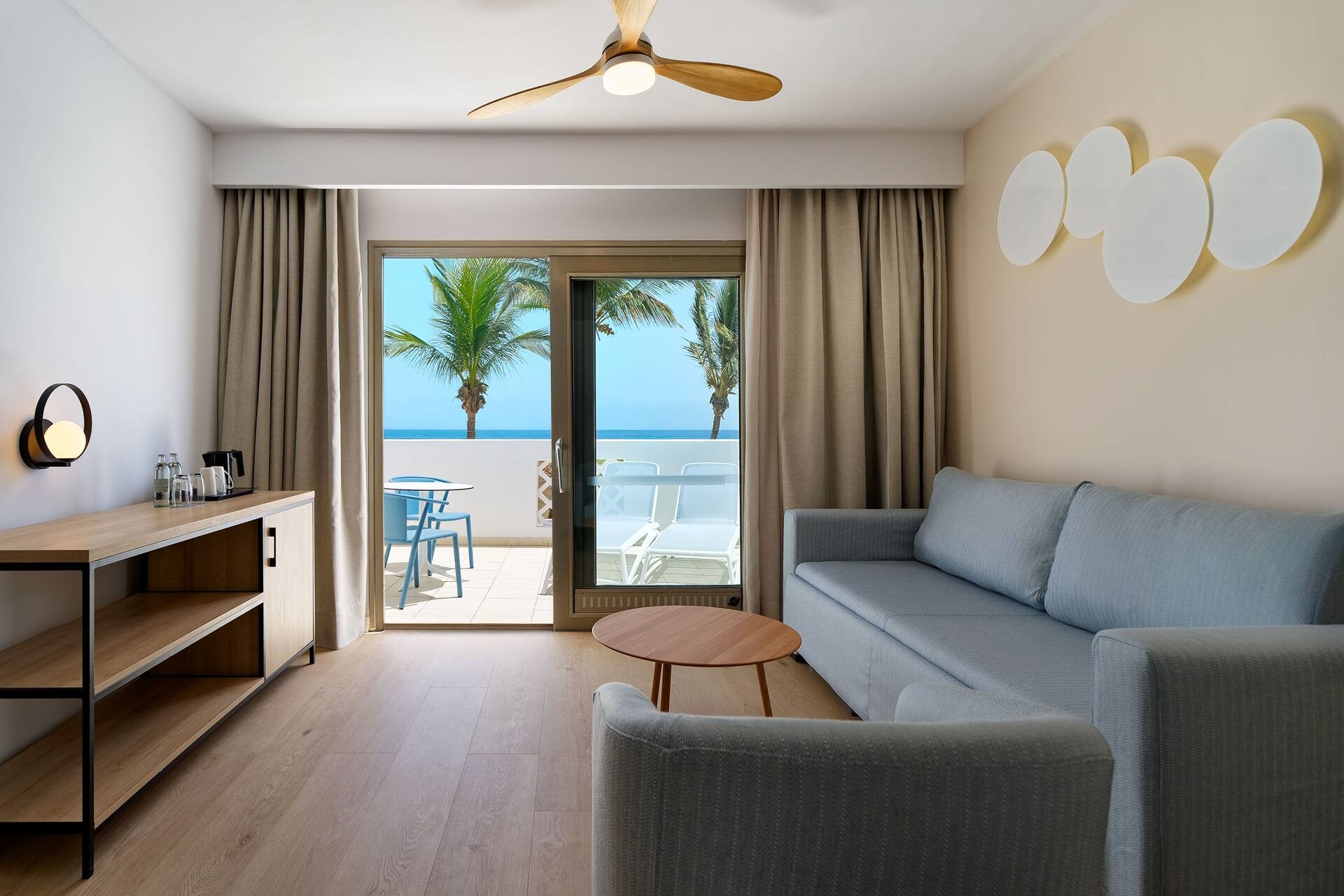 <p>Kahden hengen huone, osittainen merinäköala</p>